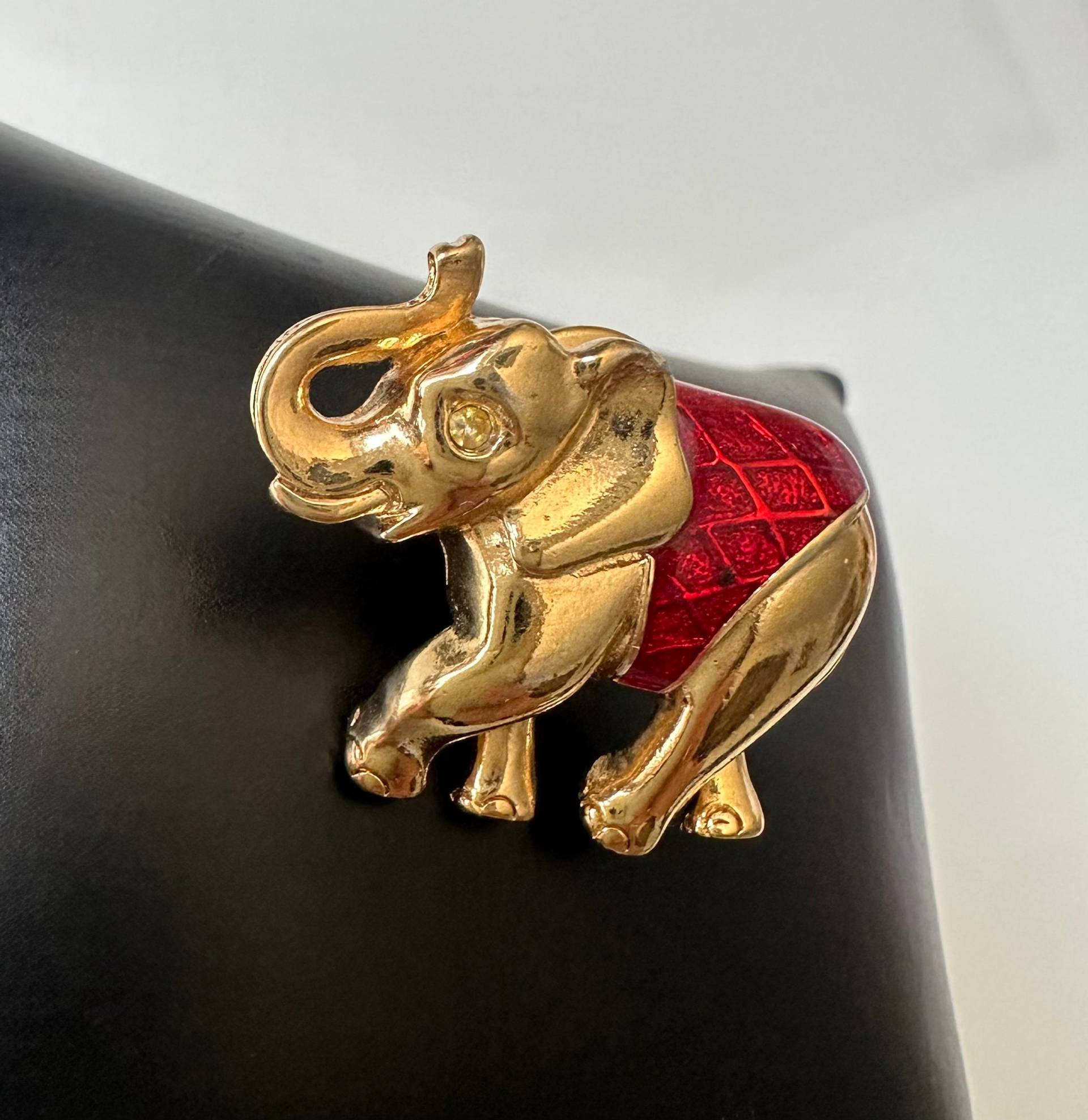 Hübscher Pin Elefant Brosche Anstecknadel Gold Dekor Mit Emaillepaste Hübscher Pin Elefant Brosche Anstecknadel Gold Dekor Mit Emaillepaste von FromyesterdaySchatze