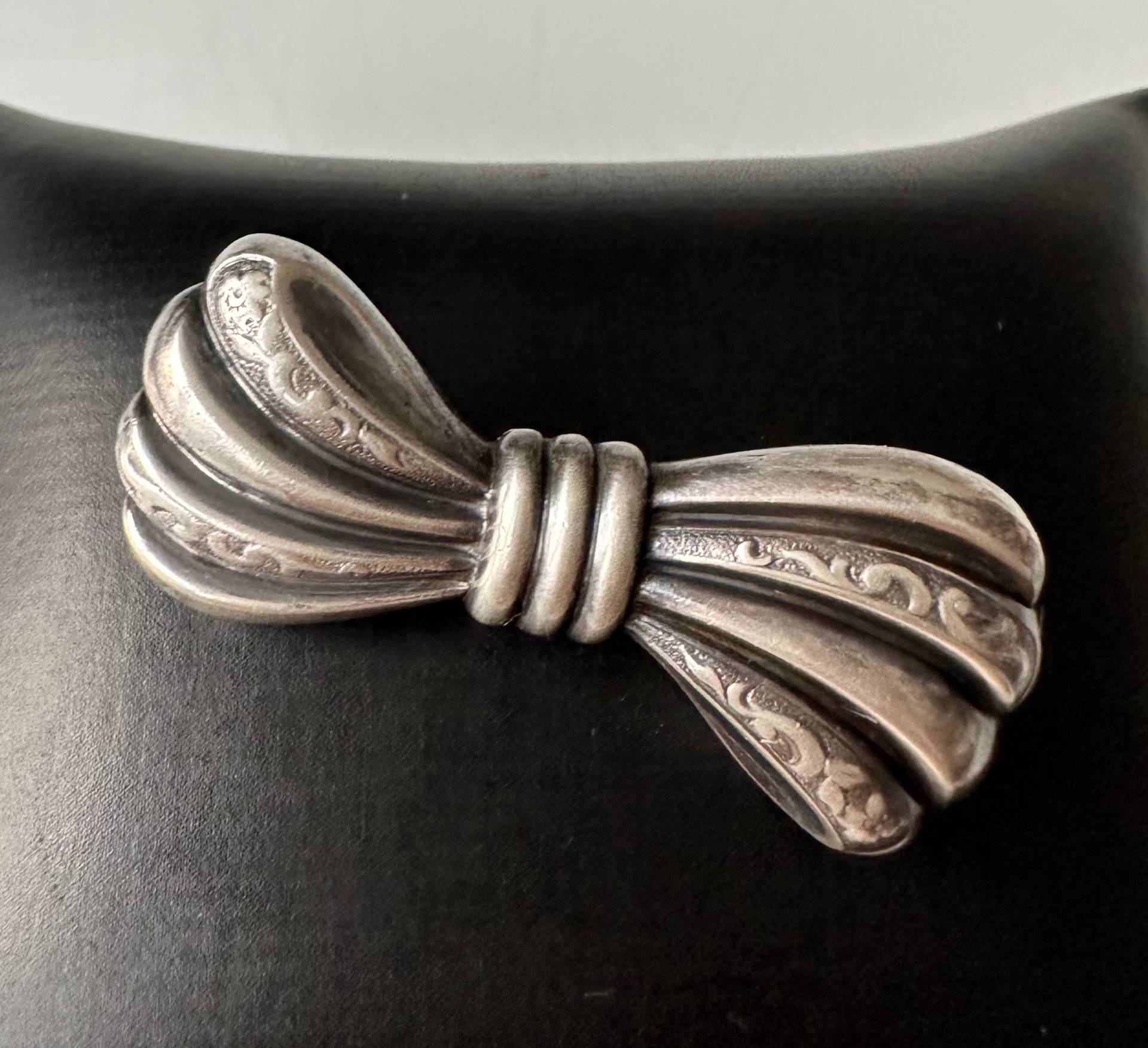 Jugendstil Schleifen Brosche 925 Silber Mit Schönem Dekor Jugendstil Schleifen Brosche 925 Silber Mit Schönem Dekor von FromyesterdaySchatze