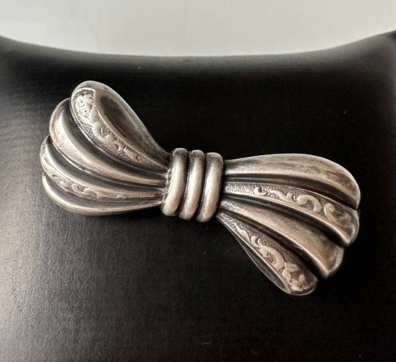Jugendstil Schleifen Brosche 925 Silber Mit Schönem Dekor Jugendstil Schleifen Brosche 925 Silber Mit Schönem Dekor von FromyesterdaySchatze
