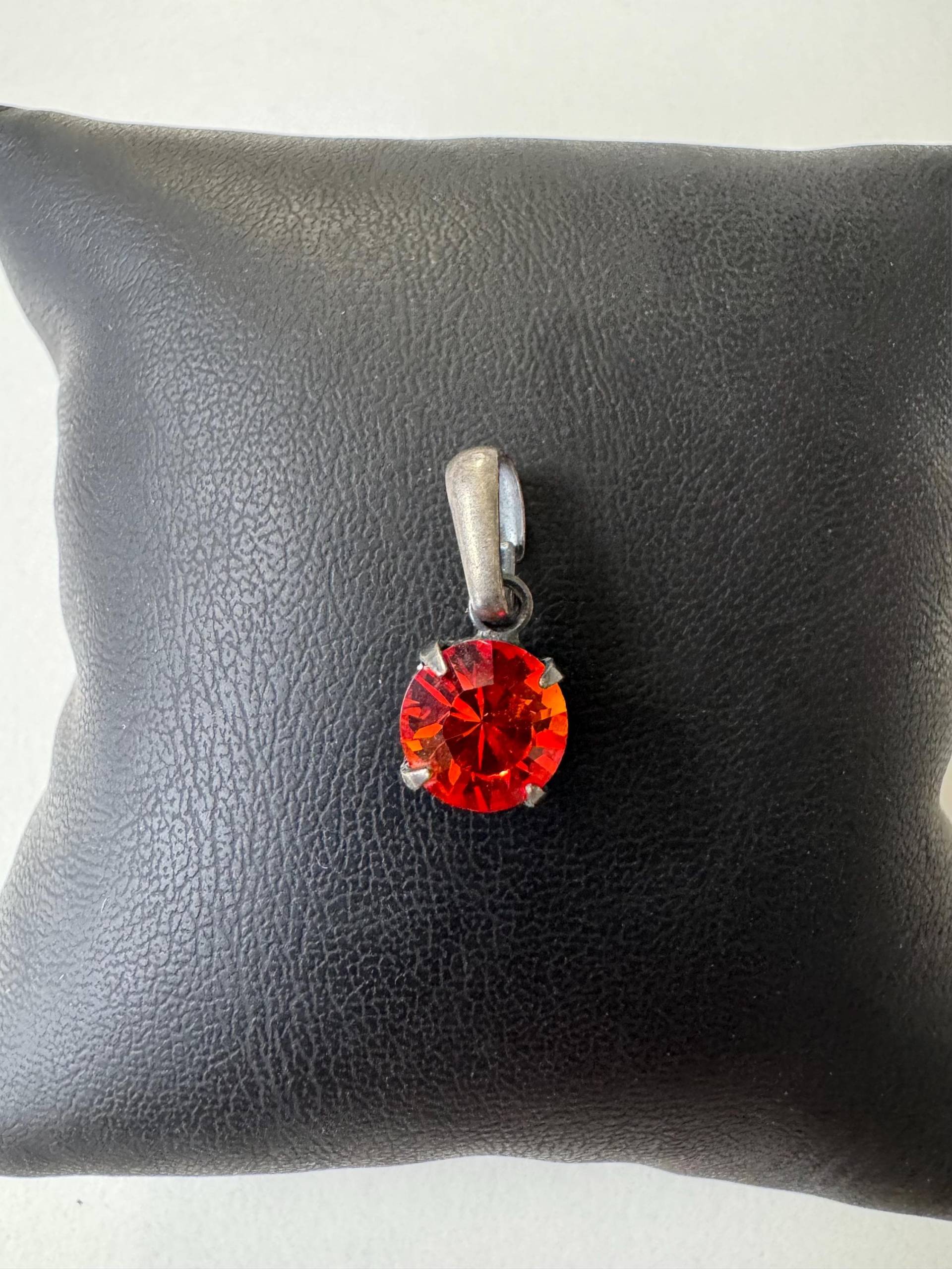Kleiner Vintage Anhänger Versilbert Mit Orange Rotem Facettiertem Glas Stein von FromyesterdaySchatze