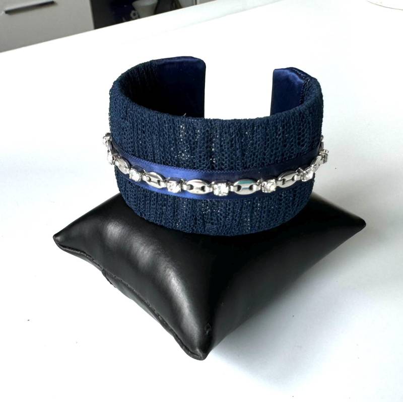 Modeschmuck Armspange Offen Vintage Blau Mit Glitzer Und Silber von FromyesterdaySchatze