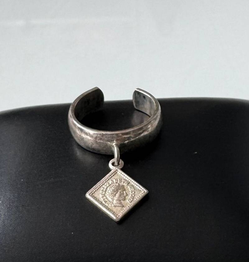 Modeschmuck Ring Mit Beweglichem Anhänger Queen Elizabeth Second von FromyesterdaySchatze