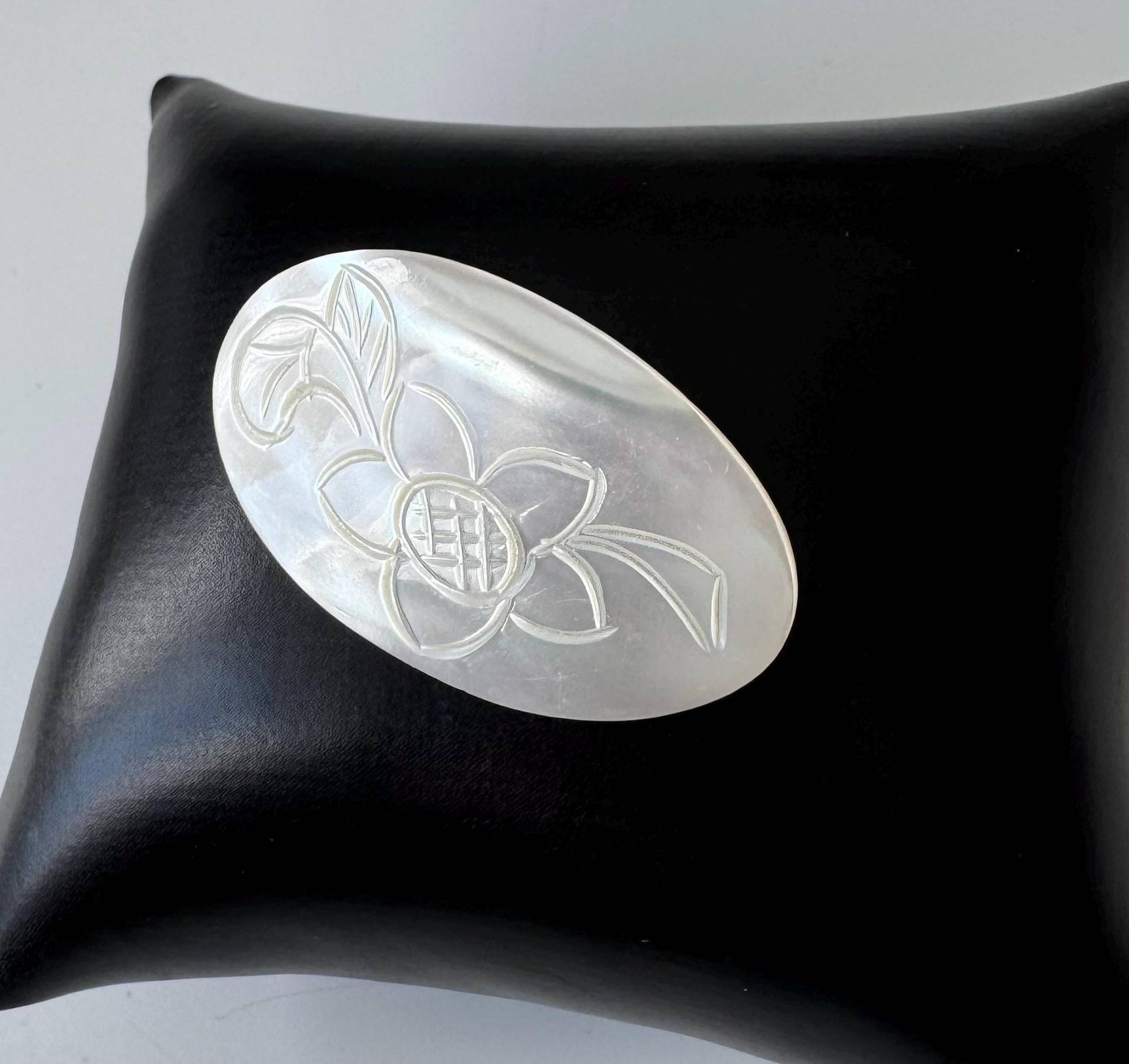 Perlmutt Brosche Mit Floraler Gravur Oval Vintage von FromyesterdaySchatze
