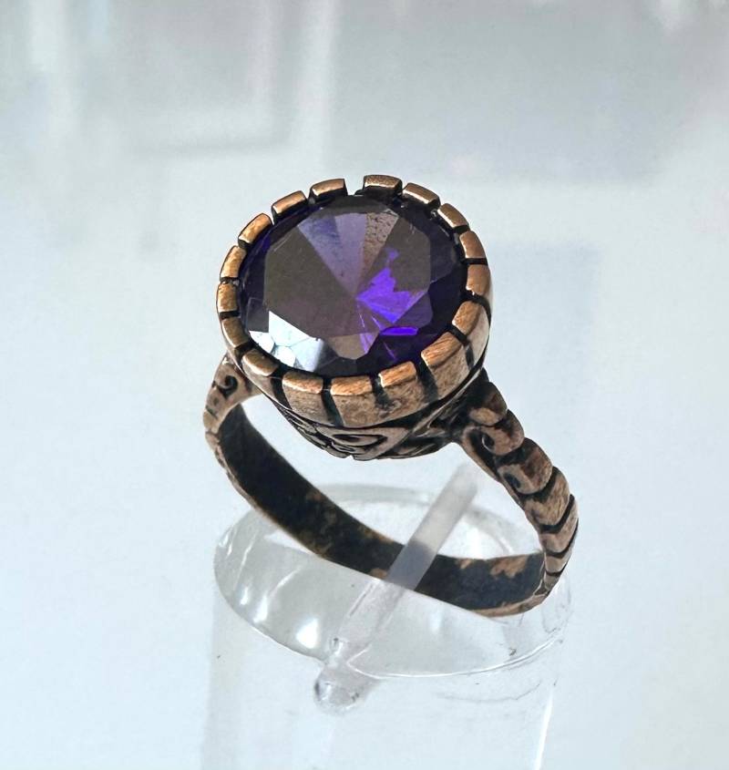 Prächtiger Kupfer Statement Ring Mit Lila Stein von FromyesterdaySchatze