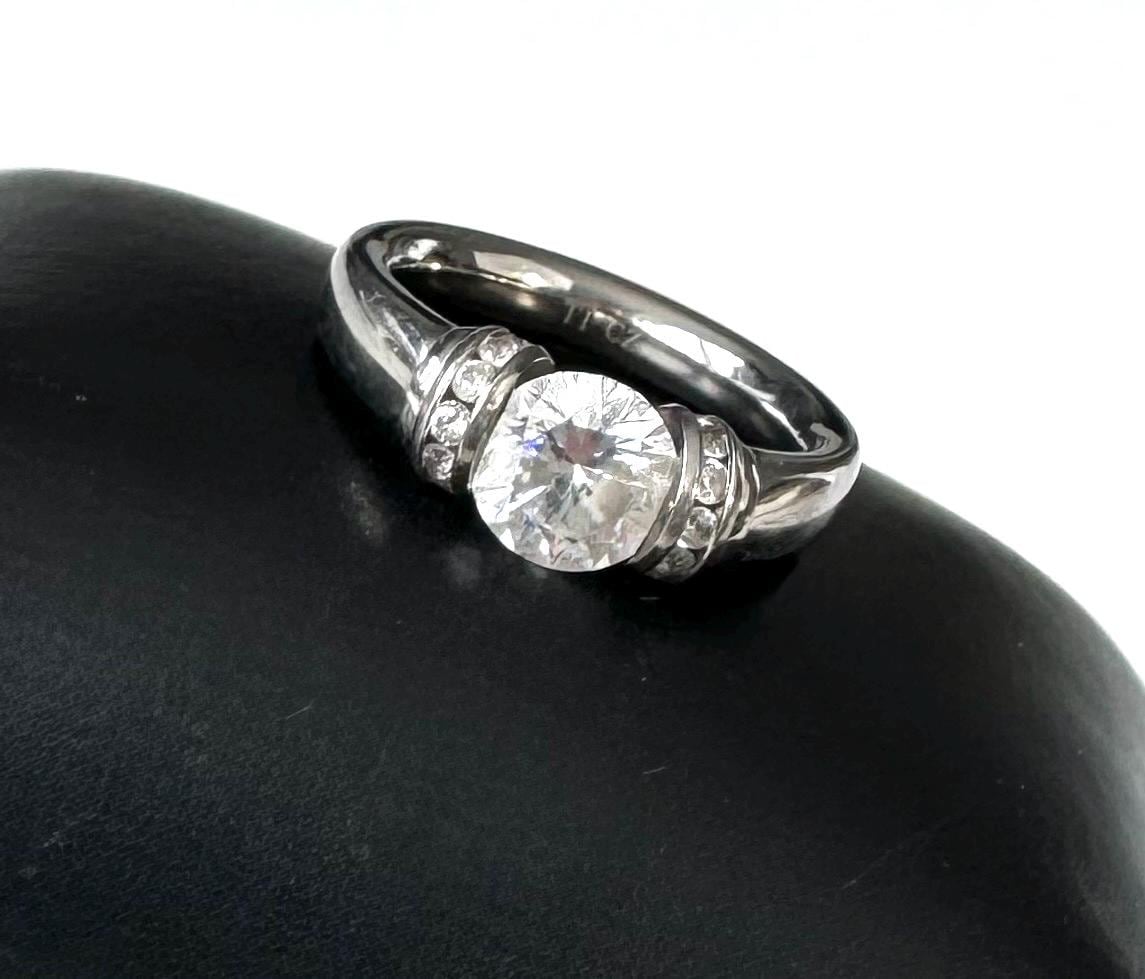 Prächtiger Titan Ring Mit Funkelndem Cubic Zirkonia Brilliant Design von FromyesterdaySchatze