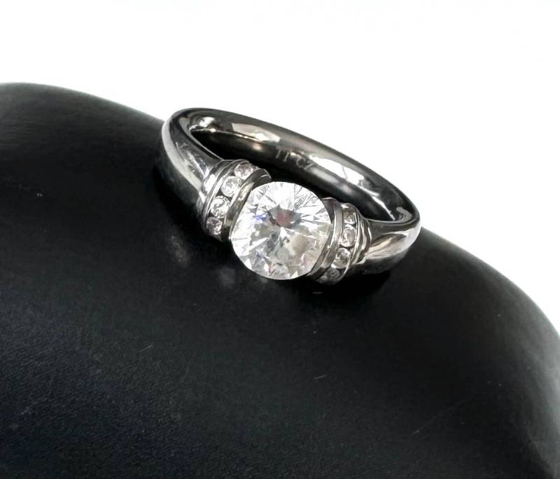 Prächtiger Titan Ring Mit Funkelndem Cubic Zirkonia Brilliant Design von FromyesterdaySchatze