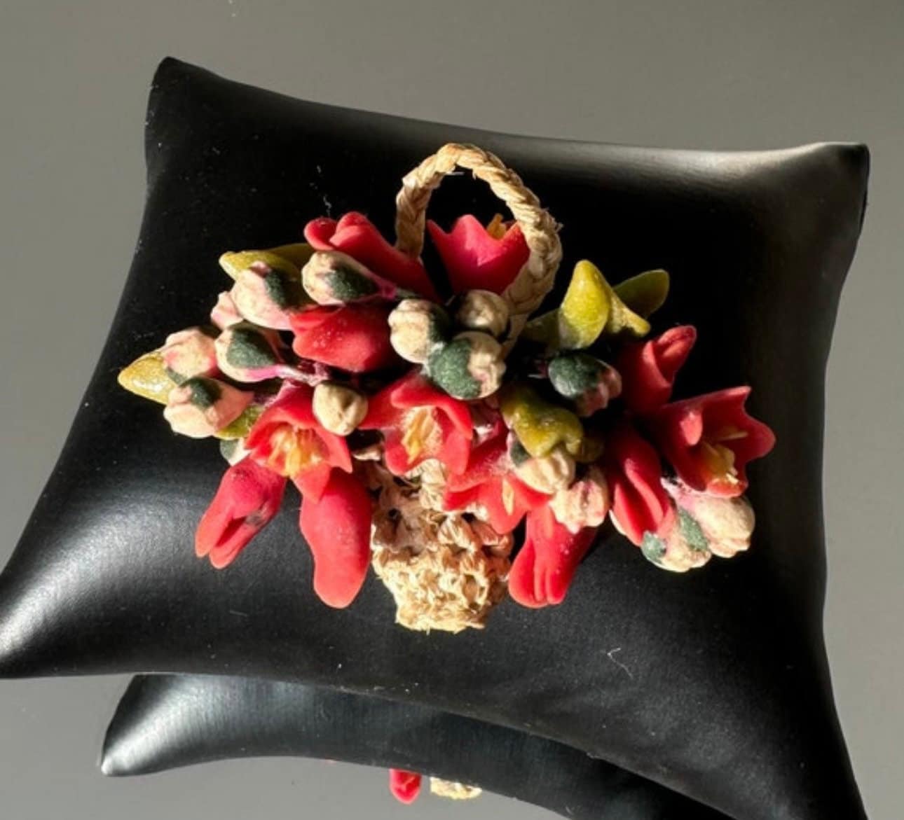 Rarität Bezaubernde Vintage Brosche - Teilweise Gehäckelt Mit Keramik/Porzellanblumen Blumenkorb Geflochten Zum Herrichten von FromyesterdaySchatze