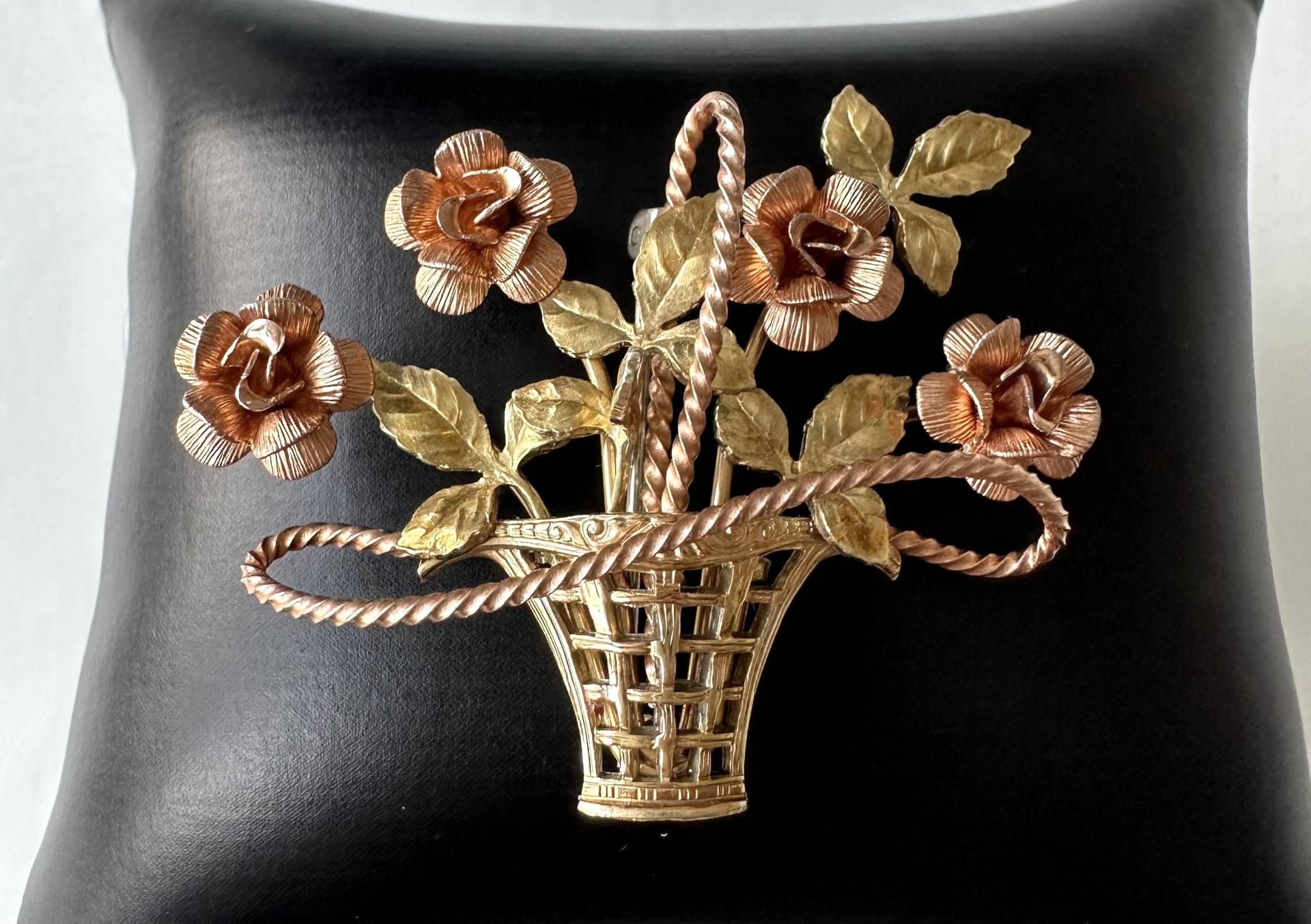 Schöne Vintage Designer Brosche Krementz Blumenkorb Rosen Dekor von FromyesterdaySchatze