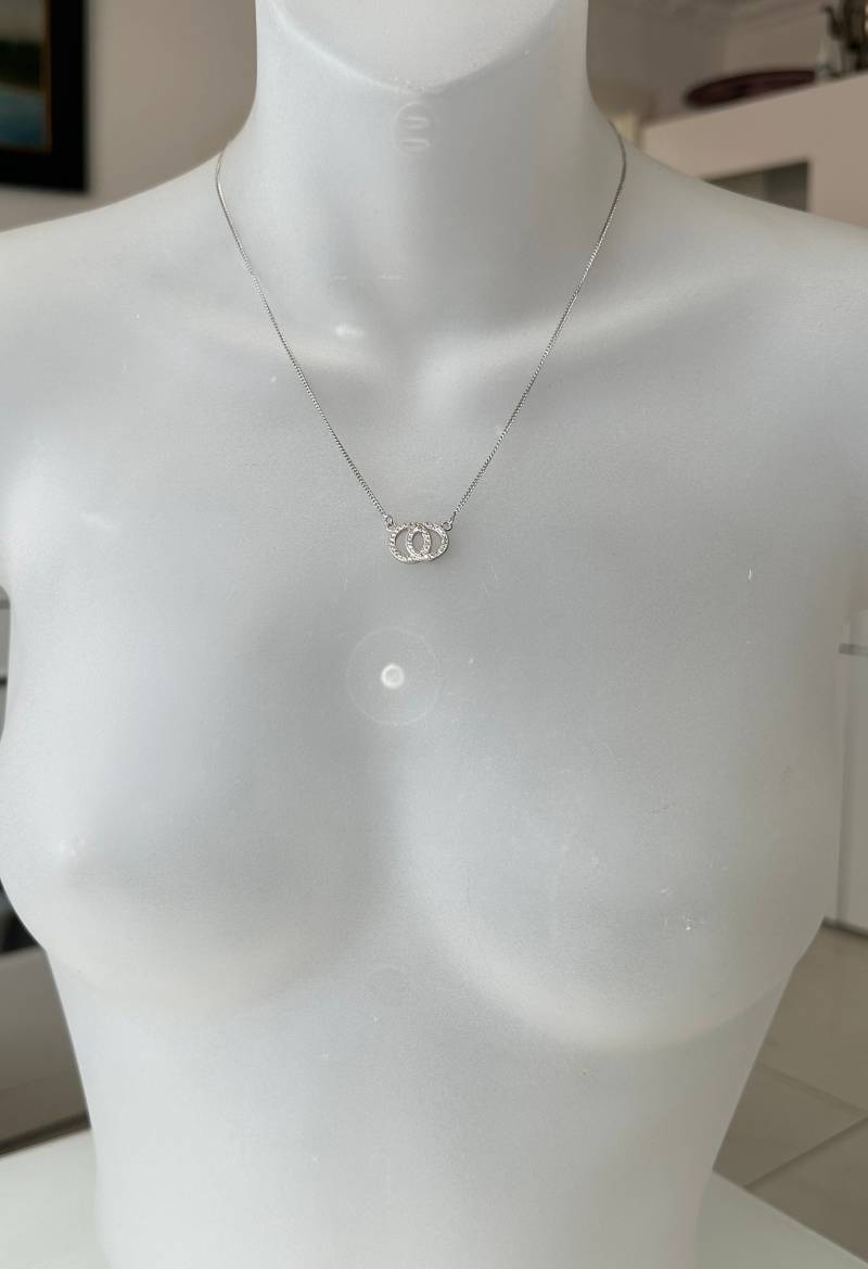 Silberfarbene Modeschmuck Kette Mit Funkelnden Steinen von FromyesterdaySchatze