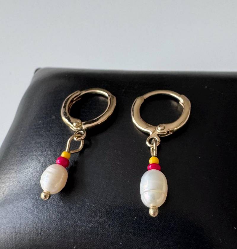 Süße Goldfarbene Modeschmuck Ohrringe Mit Perle von FromyesterdaySchatze