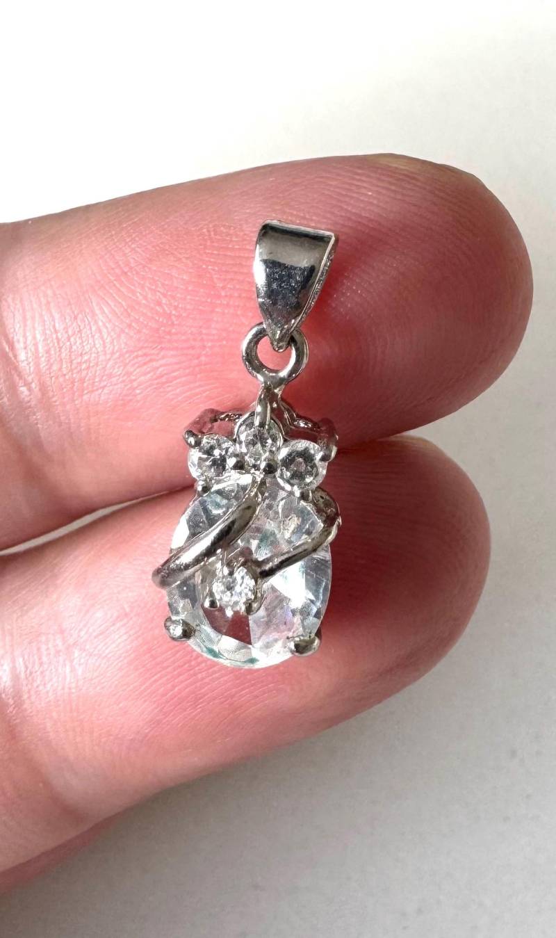 Vintage Anhänger Versilbert Mit Funkelndem Glasstein Modeschmuck von FromyesterdaySchatze