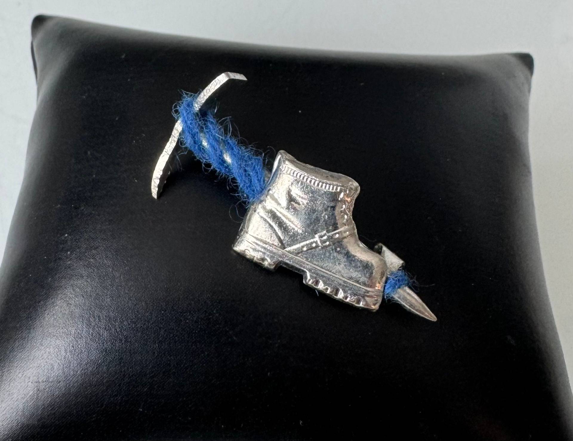 Vintage Brosche Anstecknadel Für Bergsteiger Und Wanderer in Silberoptik Mit Blauem Baumwollfaden von FromyesterdaySchatze