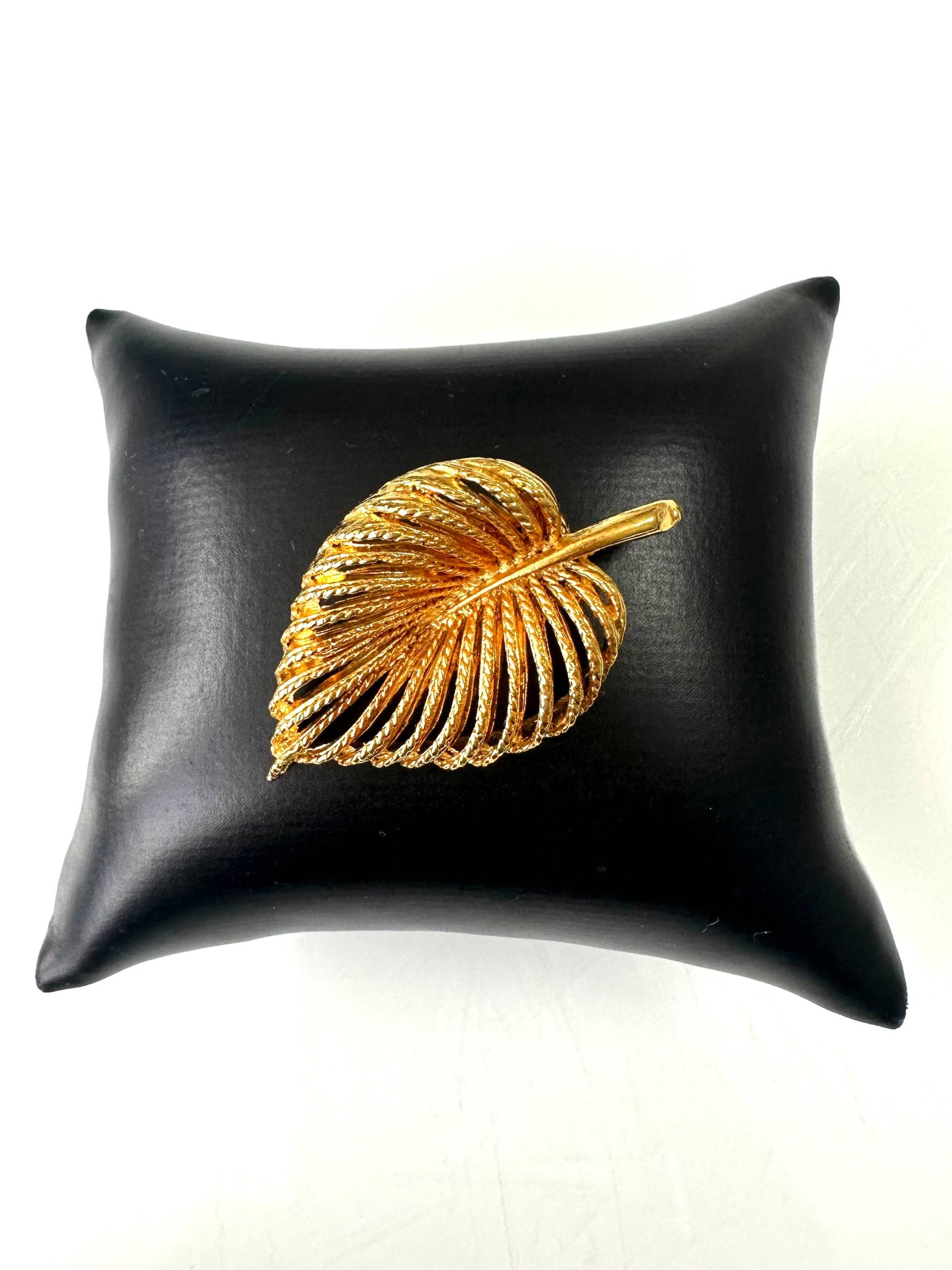 Vintage Brosche Elegantes Blattmuster in Goldfarben Vintage Brosche Elegantes Blattmuster in Goldfarben von FromyesterdaySchatze