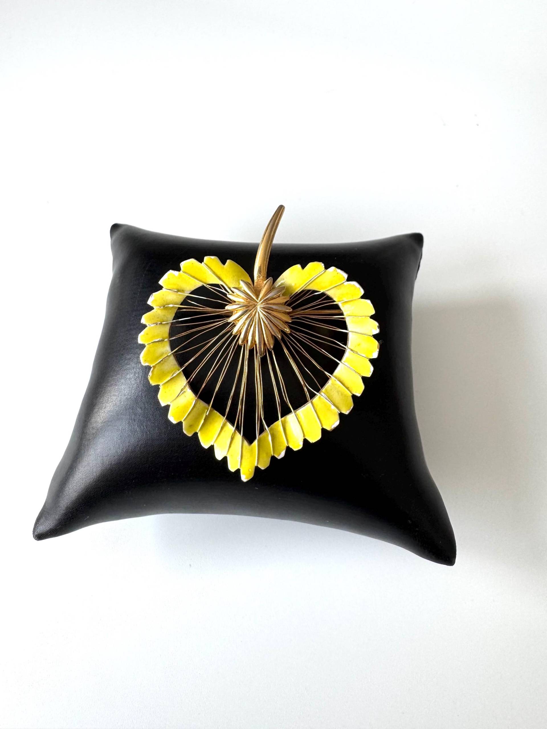 Vintage Herz Brosche Abstraktes Sonnenstrahlen Design Mit Gelber Emaille von FromyesterdaySchatze