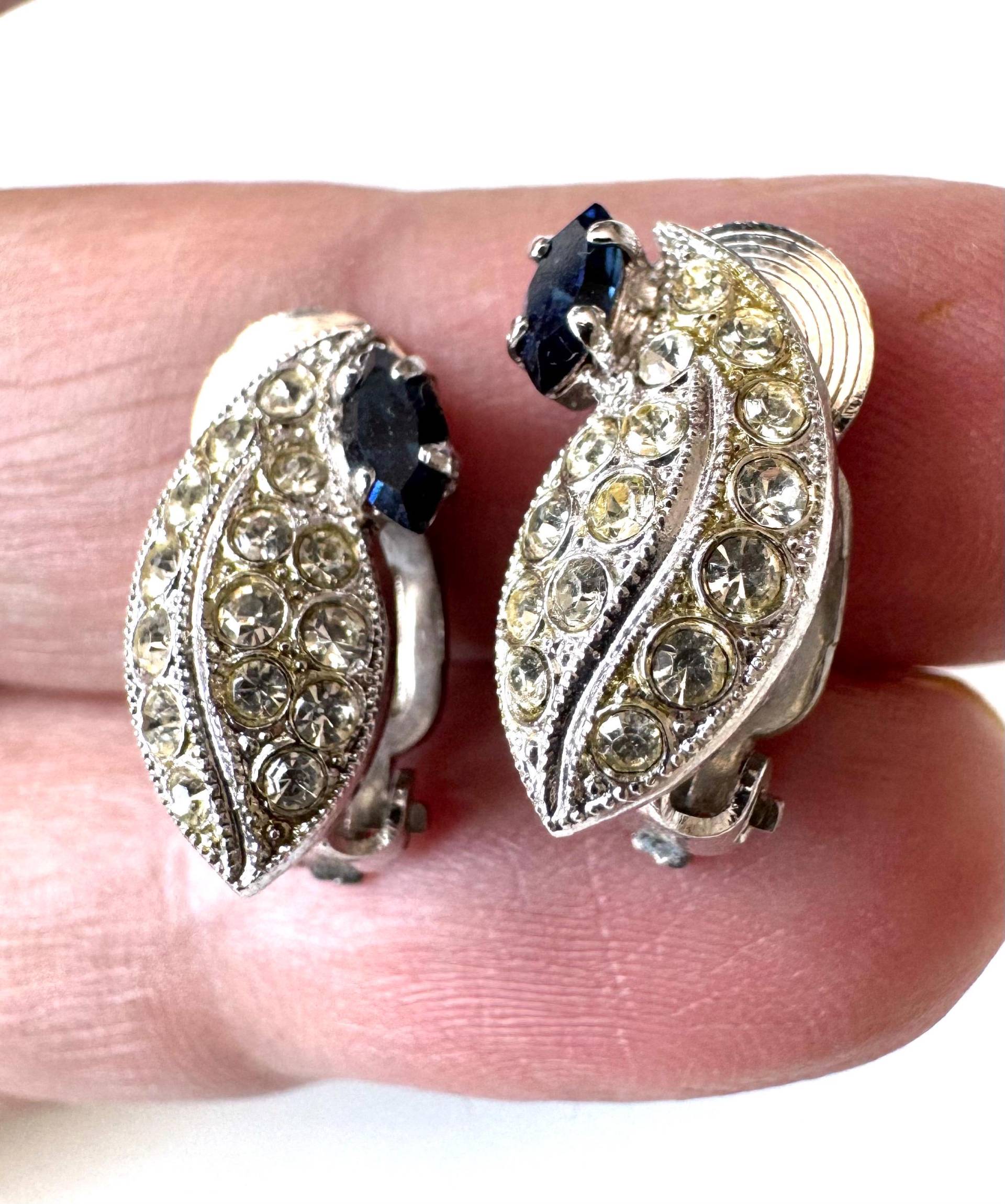 Vintage Modeschmuck Ohrclips - Silberfarben Mit Blauem Glasstein Und Strass Vintage Modeschmuck Ohrclips - Silberfarben Mit Blauem Glasstein Und Strass von FromyesterdaySchatze