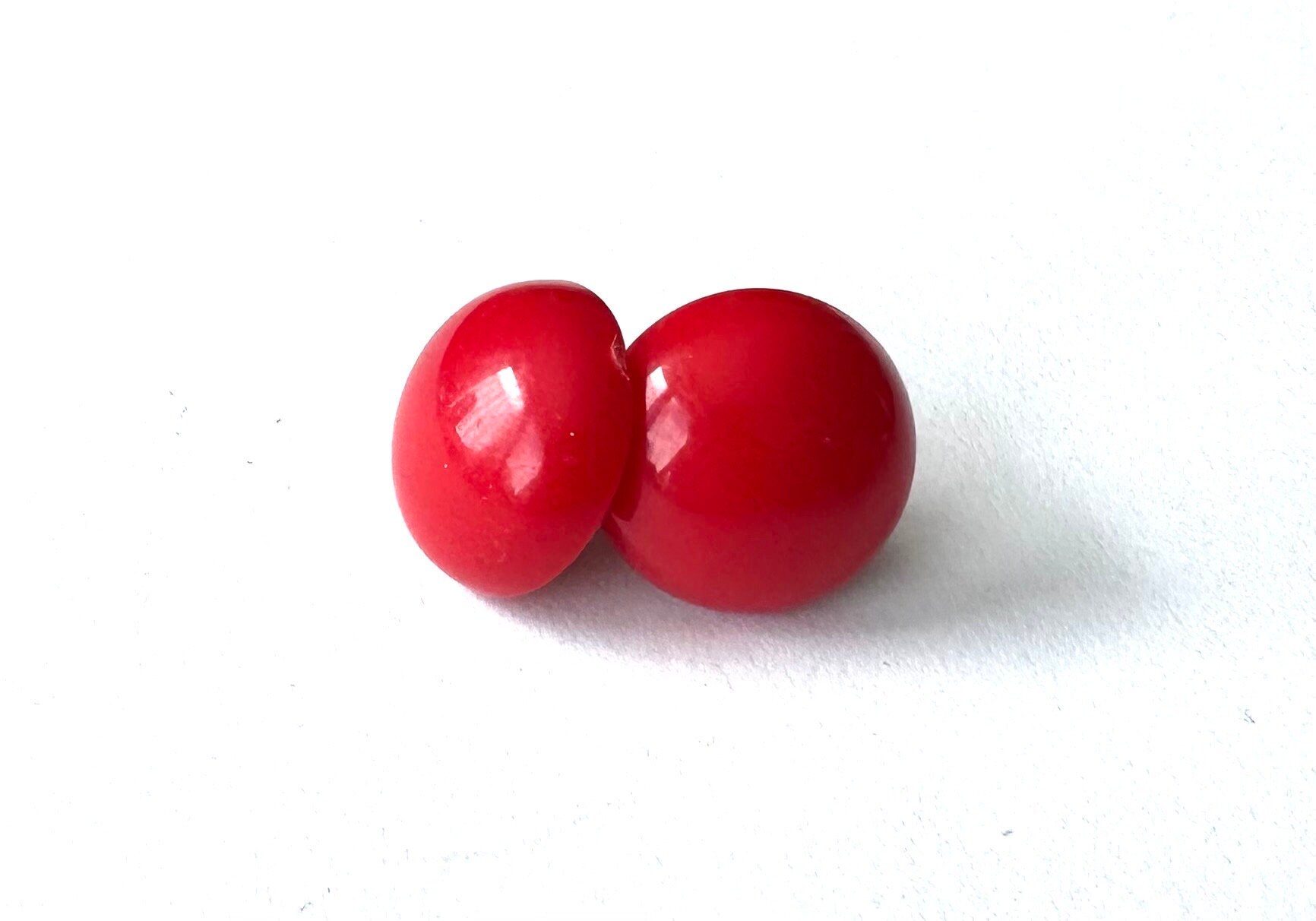 Vintage Ohrstecker Hübsche Halbkugel-Form in Rot von FromyesterdaySchatze