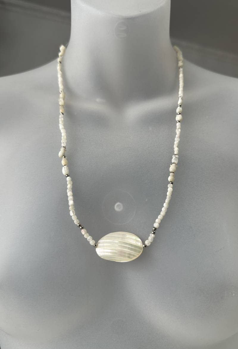 Vintage Perlmutt Collier Halskette Mit Großem Anhänger von FromyesterdaySchatze