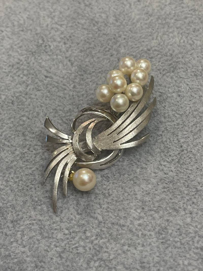 Wunderschöne Silber Brosche Mit Echten Perlen Vintage Designer Schmuck von FromyesterdaySchatze