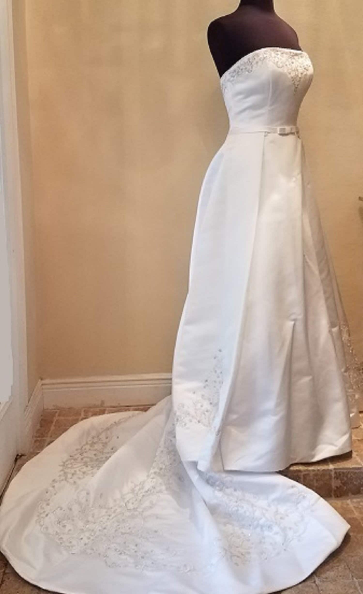 Bella | Alfred Angelo Weiß A-Linie Trägerlos Mit Goldperlen Bella | Alfred Angelo Weiß A-Linie Trägerlos Mit Goldperlen von FrontroomcoutureUS