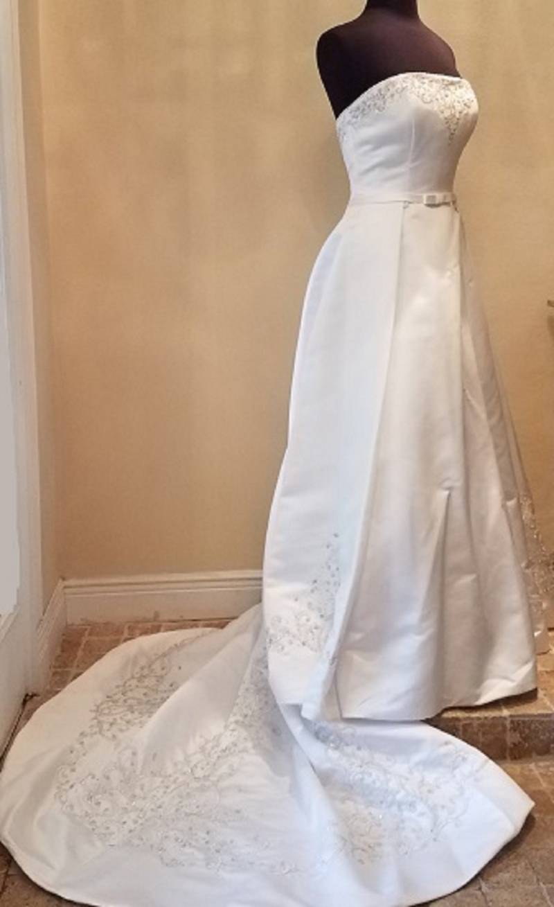 Bella | Alfred Angelo Weiß A-Linie Trägerlos Mit Goldperlen Bella | Alfred Angelo Weiß A-Linie Trägerlos Mit Goldperlen von FrontroomcoutureUS