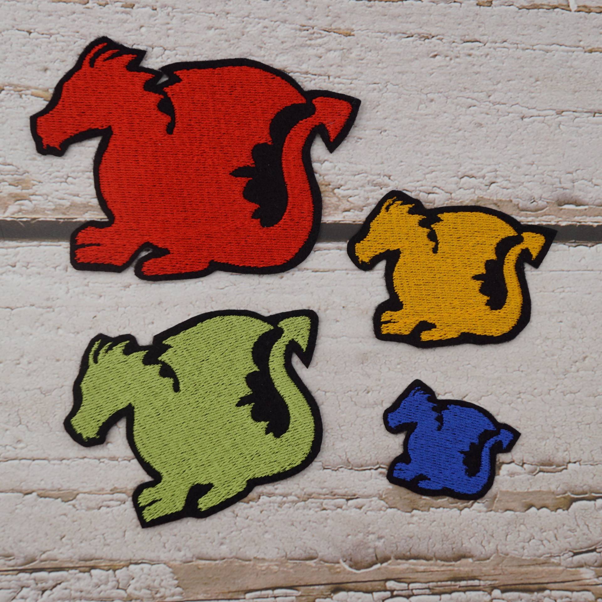 Drache in Wunschfarbe | 57 Farben Plus 8 Neonfarben Zur Auswahl, 4 Größen Wahl Aufnäher Applikation Stickaufnäher von Froschverliebt