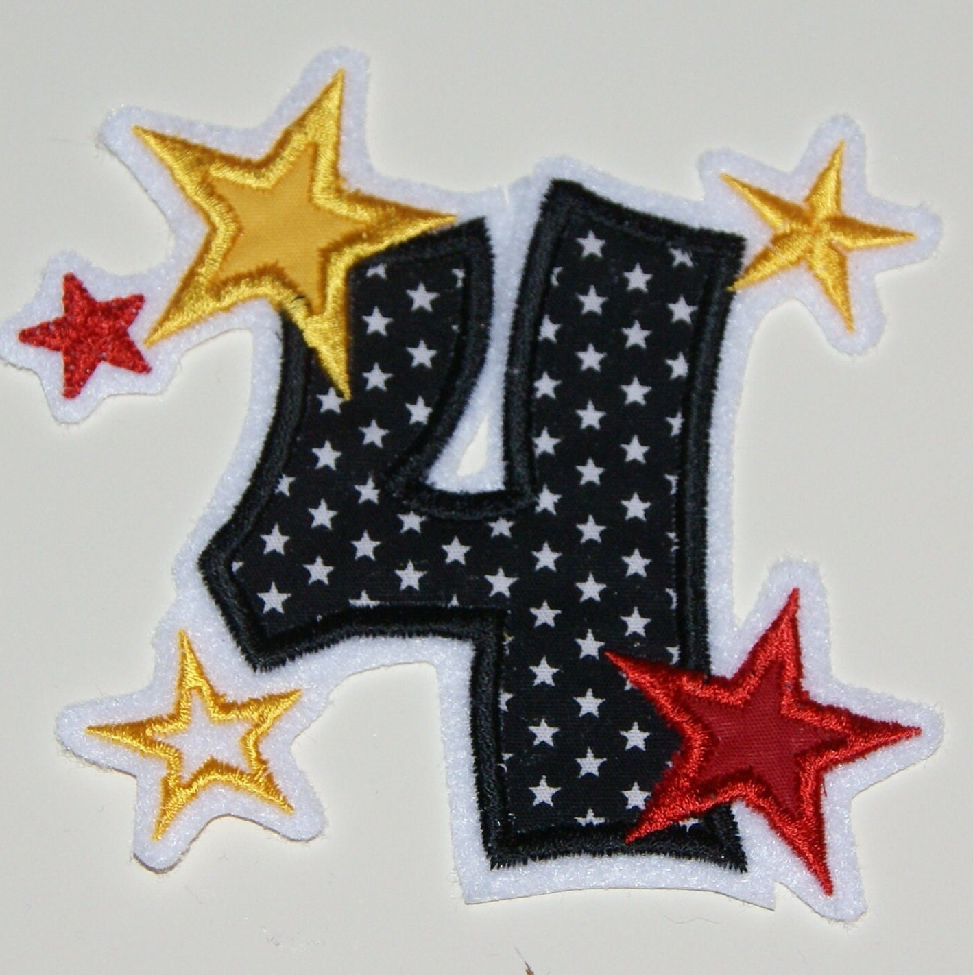 Geburtstagszahl 4 Gestickt - Aufnäher Applikation Zum Aufbügeln Farbwahl Wahlweise Mit Name Geburtstag von Froschverliebt