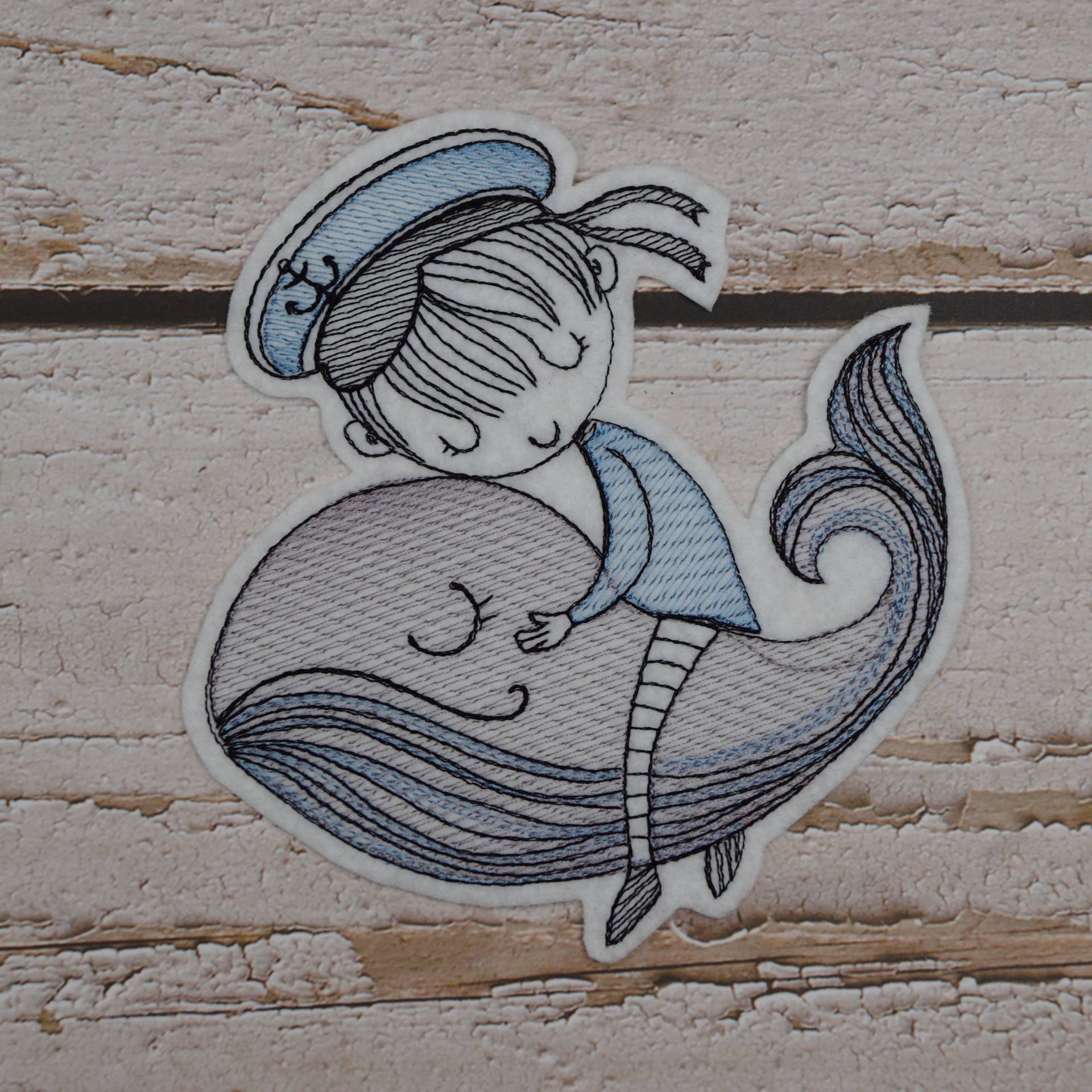 Kleiner Junge Auf Wal Gestickt - Groß Aufnäher Applikation Zum Aufbügeln Filigran Meer Maritim von Froschverliebt