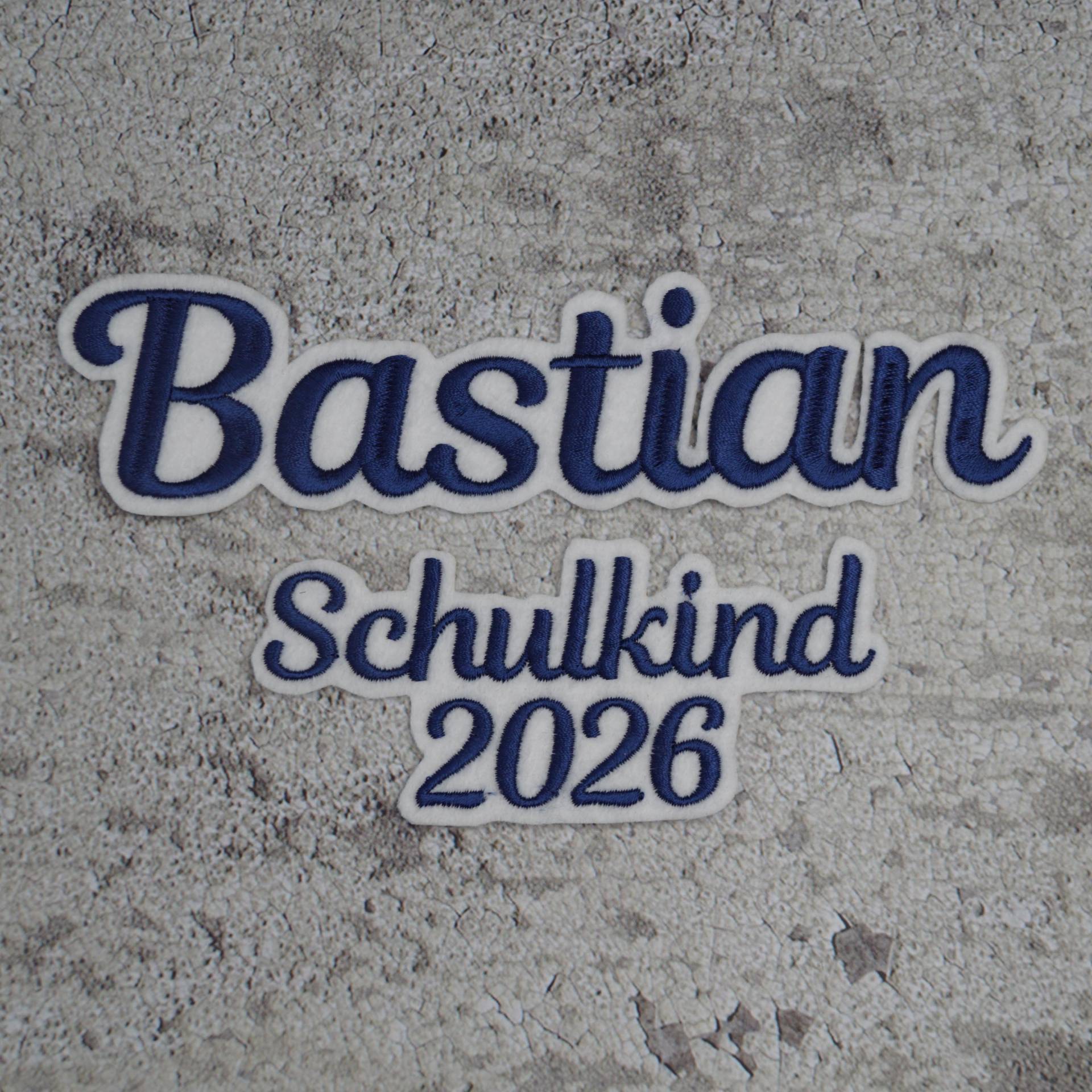 Name + Schulkind 2026 Gestickt - Groß | L Schrift Nr. 1 Farbwahl Zum Aufbügeln Aufnäher Schriftzug Schultüte Einschulung von Froschverliebt