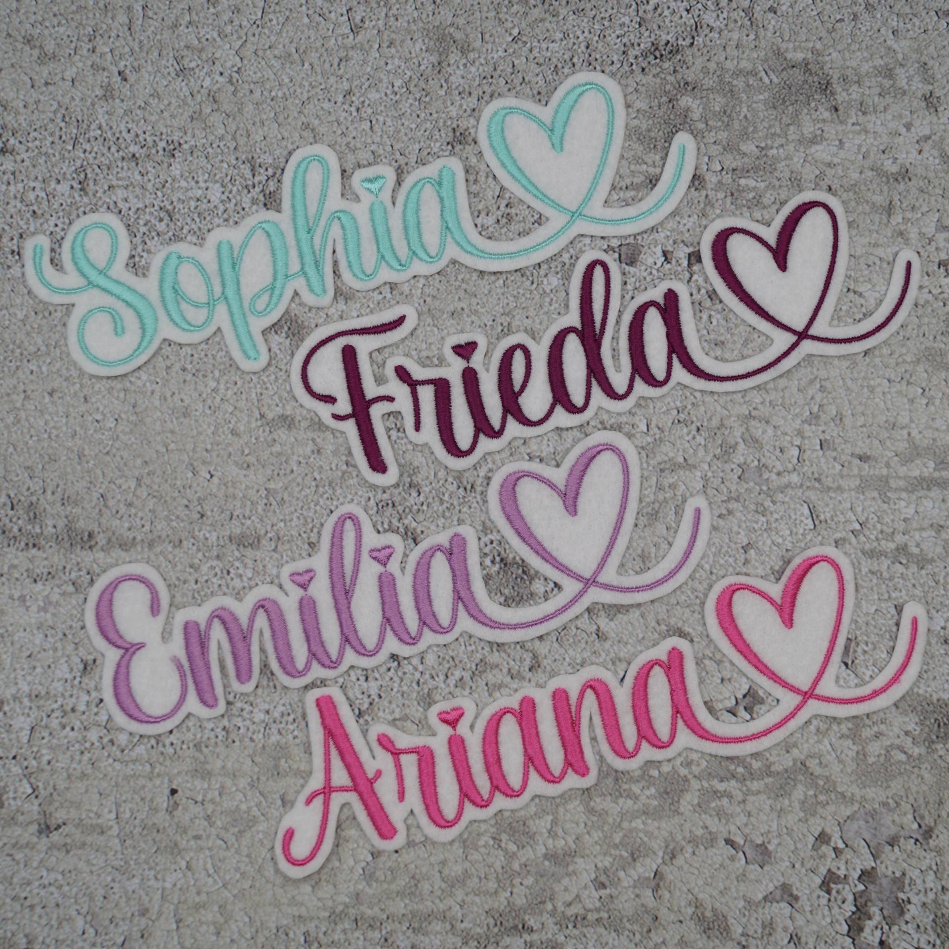 Name Gestickt Mit Herz - Groß | L Schriftart Nr. 26 Farbwahl Garn + Filz Zum Aufbügeln Aufnäher Schultüte Einschulung von Froschverliebt