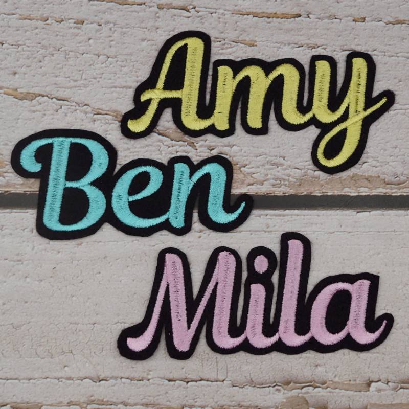 Namenszug Größe L/Schriftart Nr. 1 Name in Wunschfarbe Schwarzer Filz Aufnäher Applikation Stickaufnäher von Froschverliebt