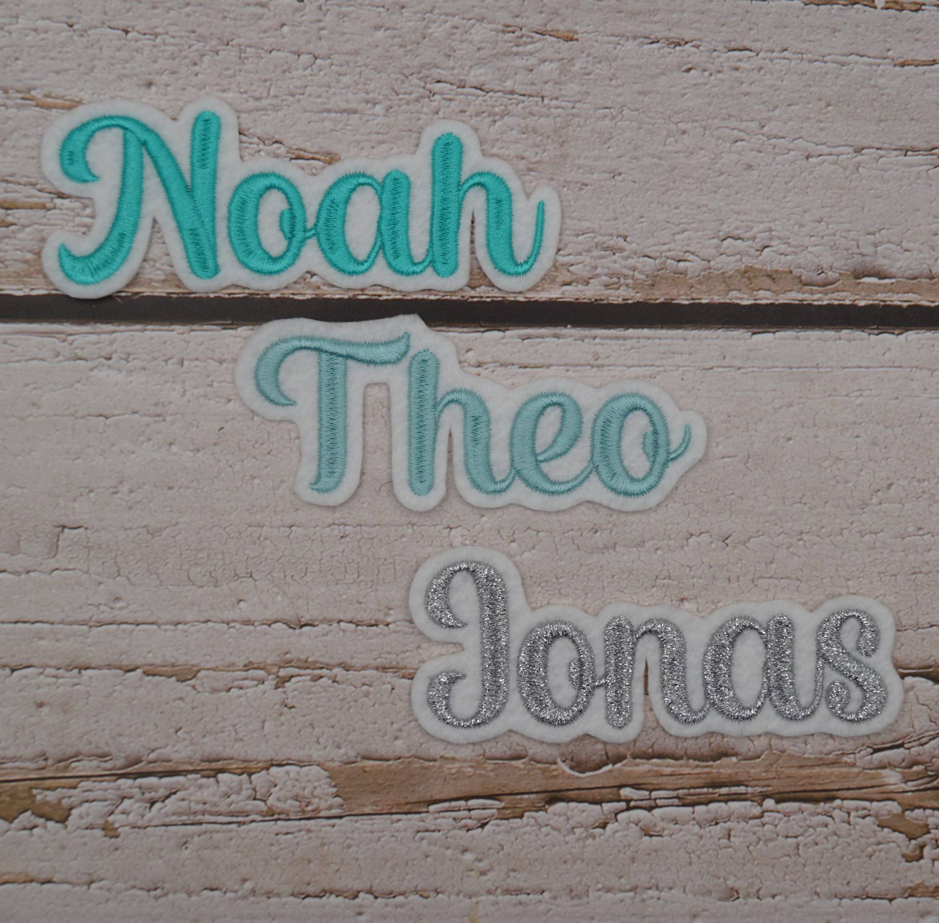 Namenszug Größe L/Schriftart Nr. 12 Name in Wunschfarbe | 57 Farben + Schwarz Zur Auswahl Aufnäher Applikation Stickaufnäher von Froschverliebt