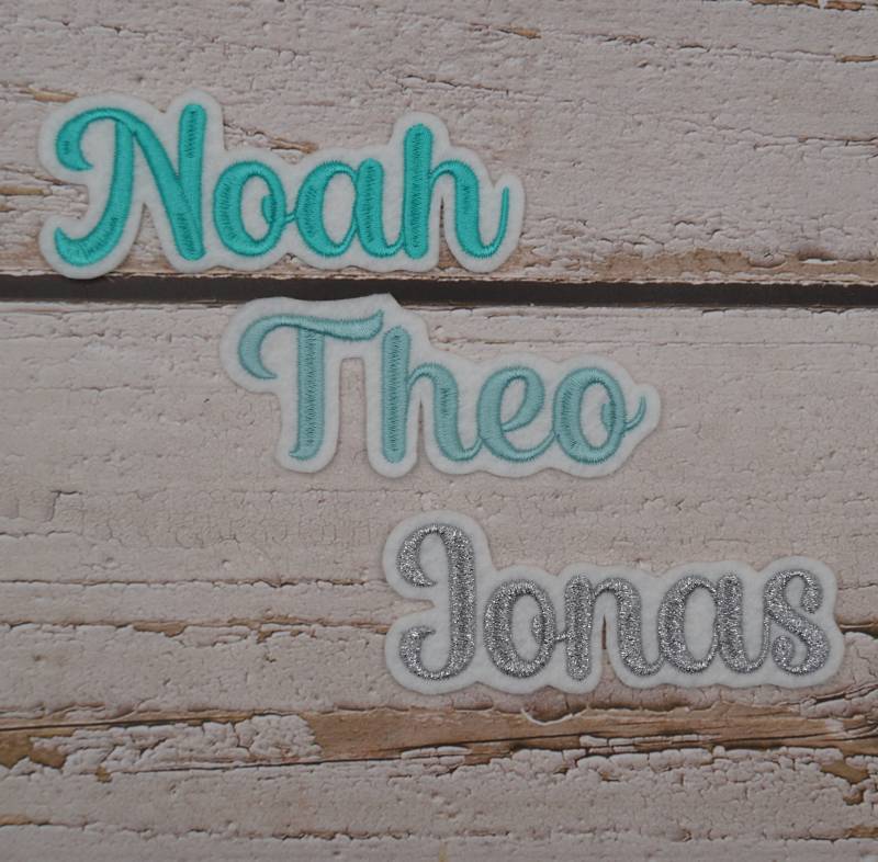 Namenszug Größe L/Schriftart Nr. 12 Name in Wunschfarbe | 57 Farben + Schwarz Zur Auswahl Aufnäher Applikation Stickaufnäher von Froschverliebt