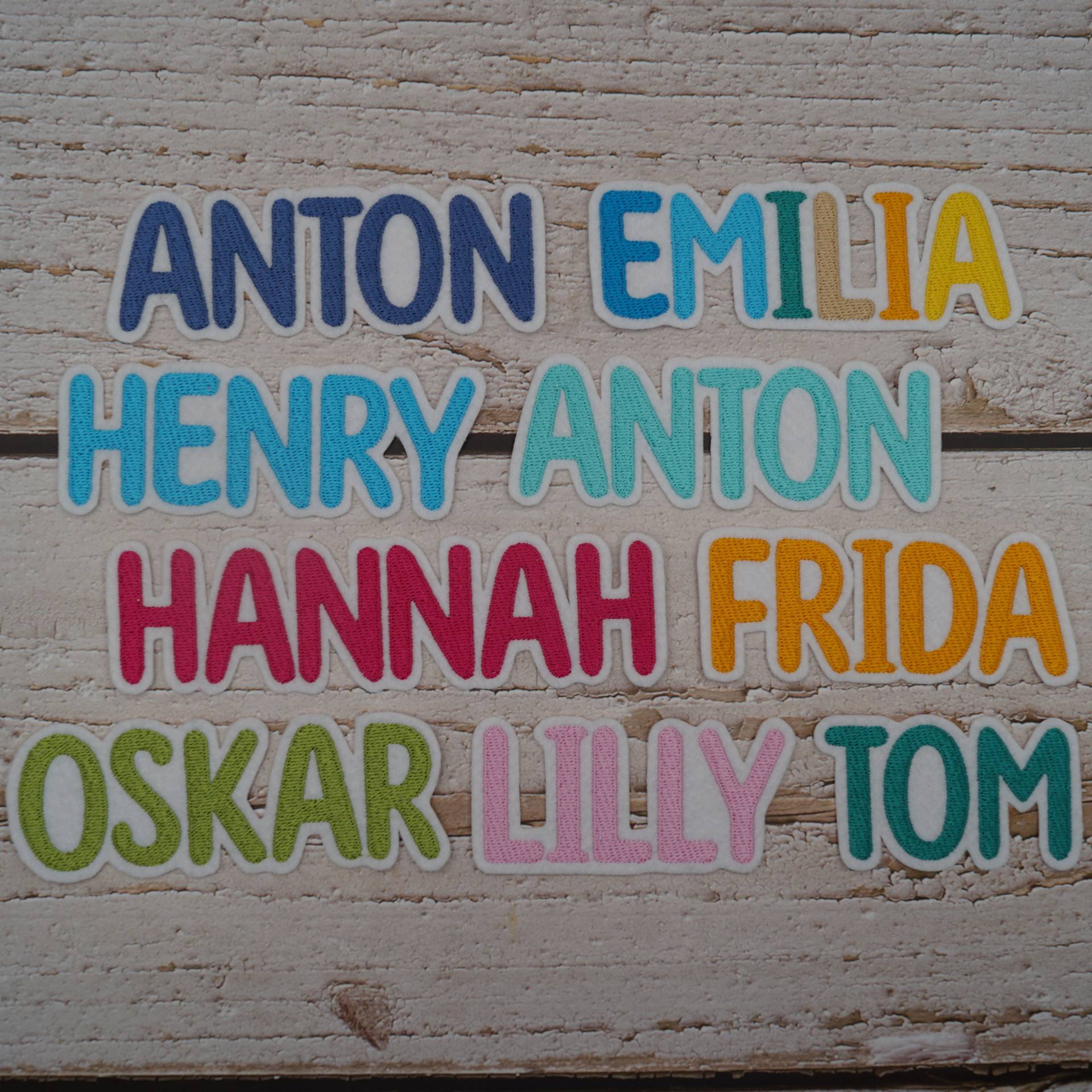 Namenszug Größe L/Schriftart Nr. 16 Großbuchstaben in Wunschfarbe | 107 Garnfarben Filz Weiß Aufnäher Applikation Stickaufnäher von Froschverliebt