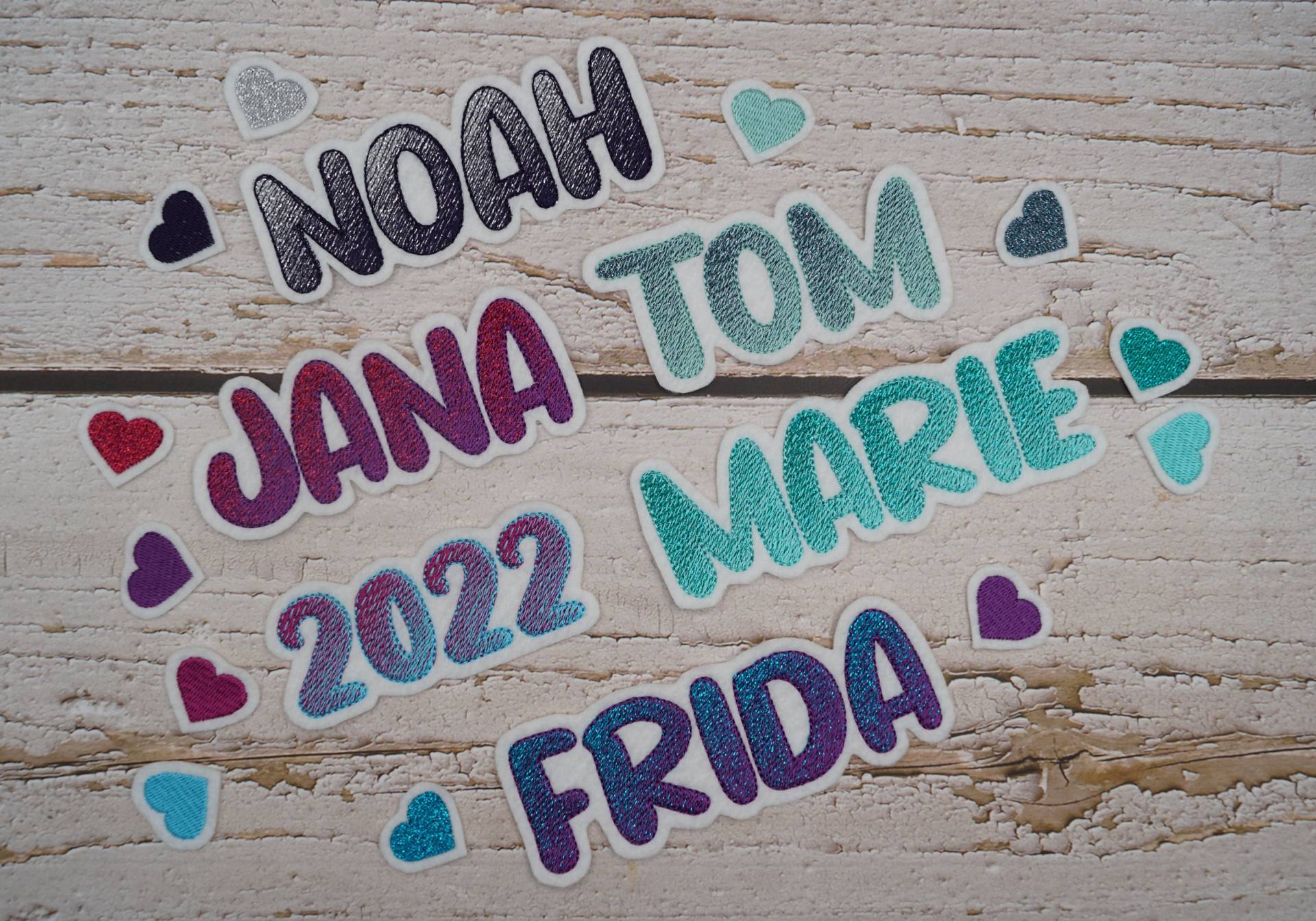 Namenszug Größe L/Schriftart Nr. 18 Großbuchstaben Zweifarbig | Farbverlauf in Wunschfarben Aufnäher Stickaufnäher Applikation von Froschverliebt