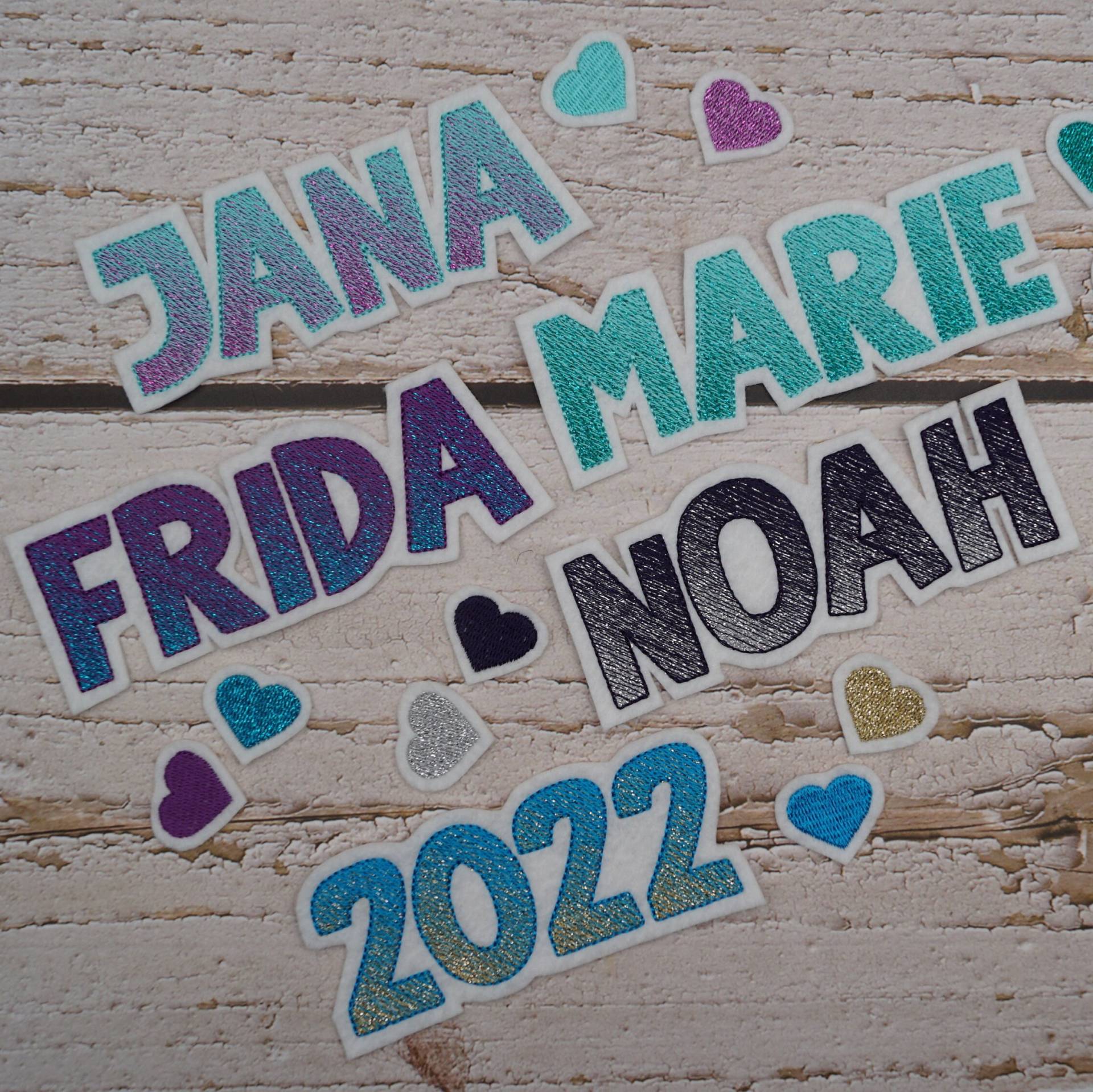 Namenszug Größe L/Schriftart Nr. 21 Großbuchstaben Zweifarbig | Farbverlauf in Wunschfarben Aufnäher Stickaufnäher Applikation von Froschverliebt