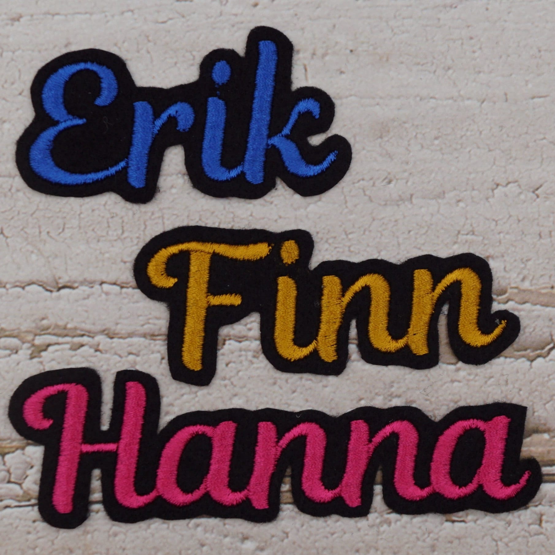 Namenszug Größe S/Schriftart Nr. 1 in Wunschfarbe Schwarzer Filz Name Aufnäher Applikation von Froschverliebt