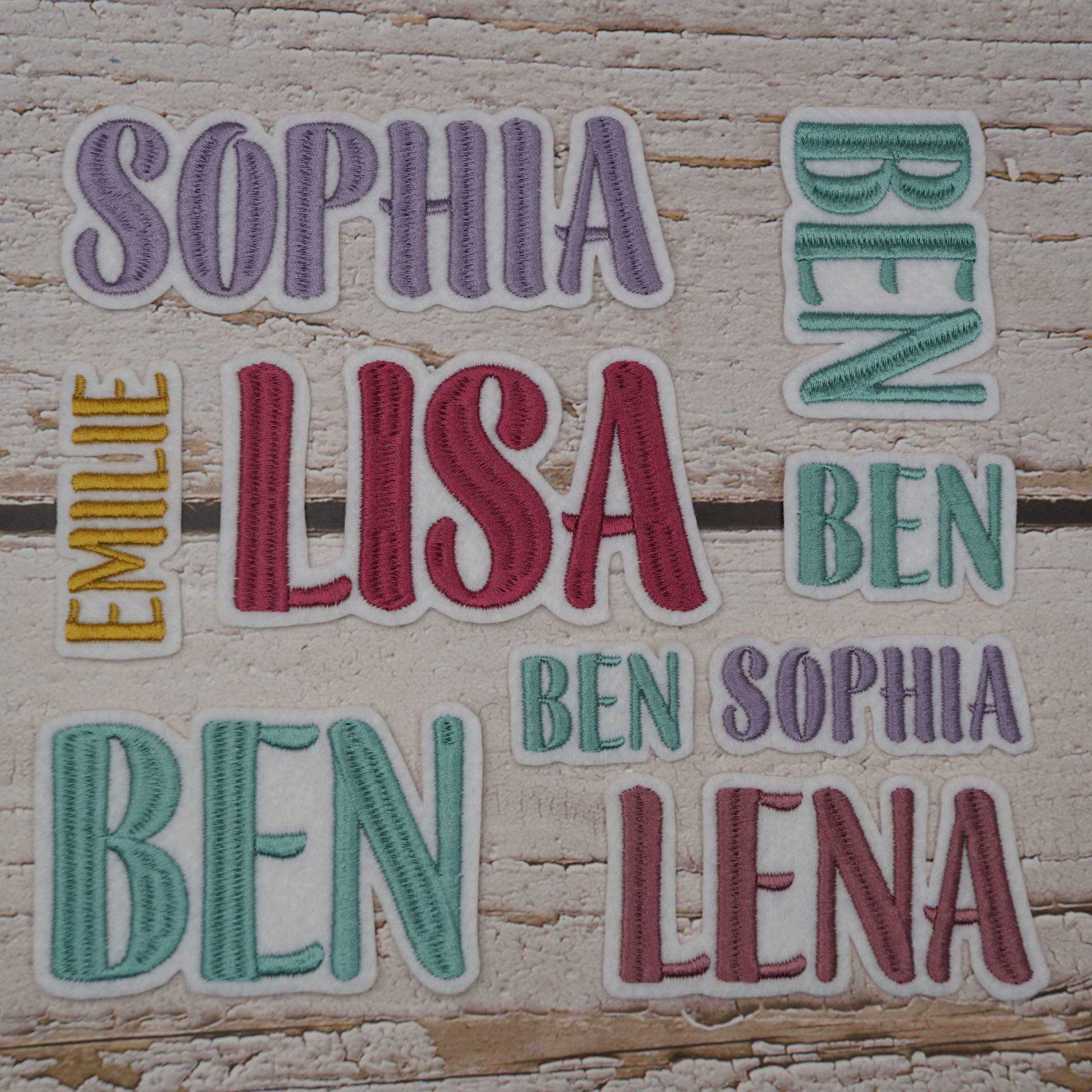 Namenszug Größe S/Schriftart Nr. 9 Großbuchstaben | 107 Garnfarben Zur Auswahl Filz Weiß O. Schwarz Wunschname Aufnäher Applikation von Froschverliebt