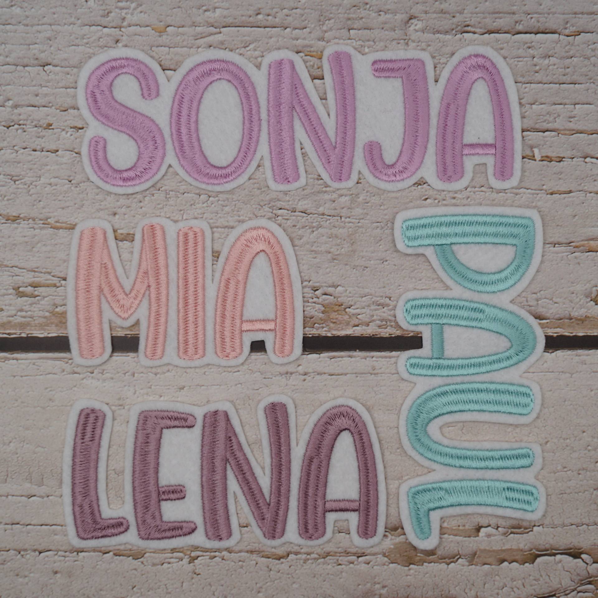 Namenszug Größe Xl/Schriftart Nr. 4 Großbuchstaben Wunschfarbe | 107 Garnfarben Filz Schwarz O. Weiß Aufnäher Applikation von Froschverliebt