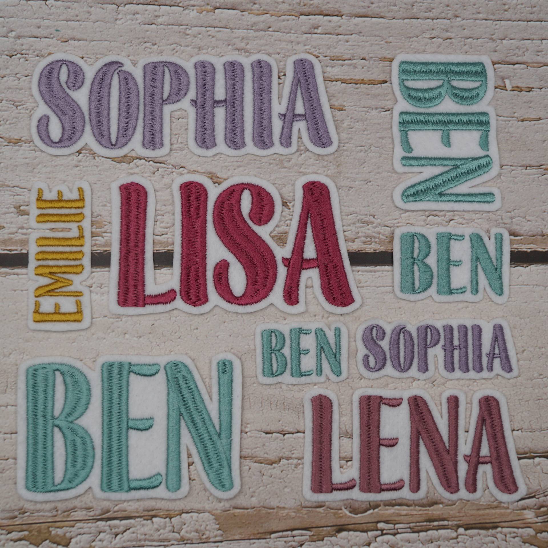 Namenszug Größe Xs/Schriftart Nr. 9 Großbuchstaben | 107 Garnfarben Zur Auswahl Filz Weiß O. Schwarz Wunschname Aufnäher Applikation von Froschverliebt