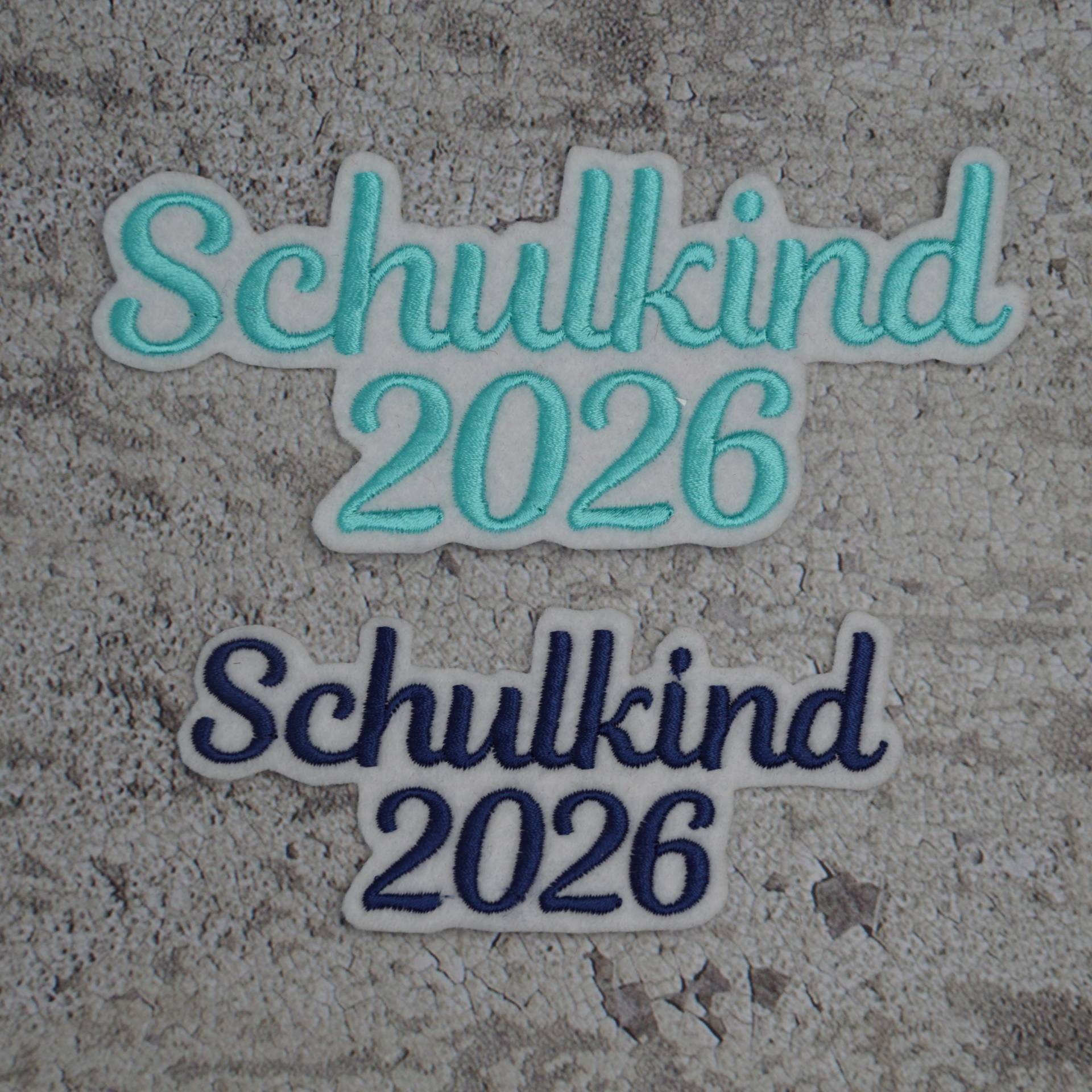 Schriftzug Schulkind 2026 Gestickt - Schrift Nr. 1 Farbwahl Größenwahl Zum Aufbügeln Aufnäher Applikation Schultüte Einschulung von Froschverliebt