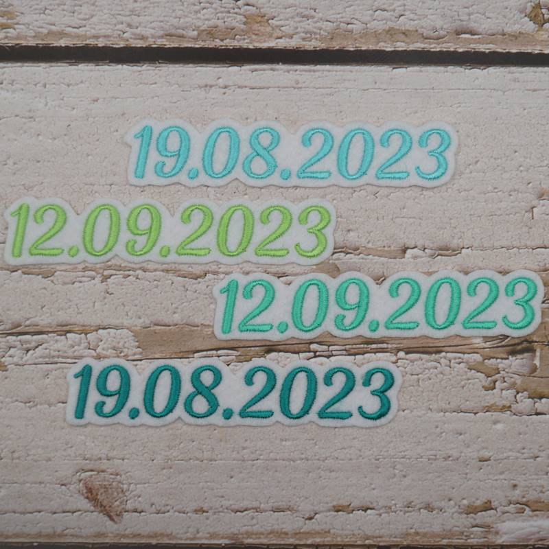 Wunschdatum Gestickt - Groß Schrift Nr.1 Farbwahl Garn + Filz Zum Aufbügeln Aufnäher Applikation Schultüte Einschulung von Froschverliebt