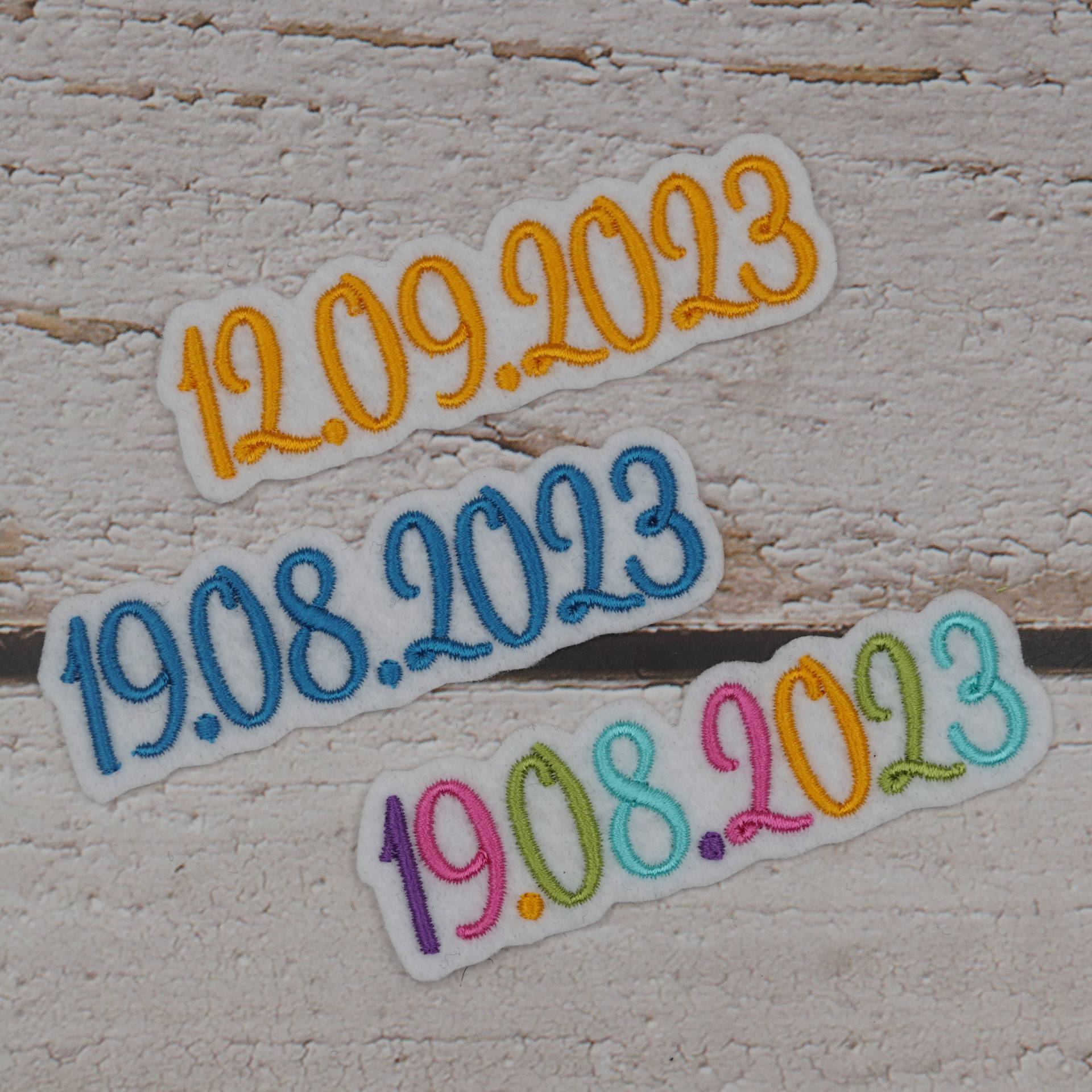 Wunschdatum Klein in Wunschfarbe | 57 Farben + Schwarz 8 Neonfarben Zur Auswahl Aufnäher Applikation Stickaufnäher von Froschverliebt