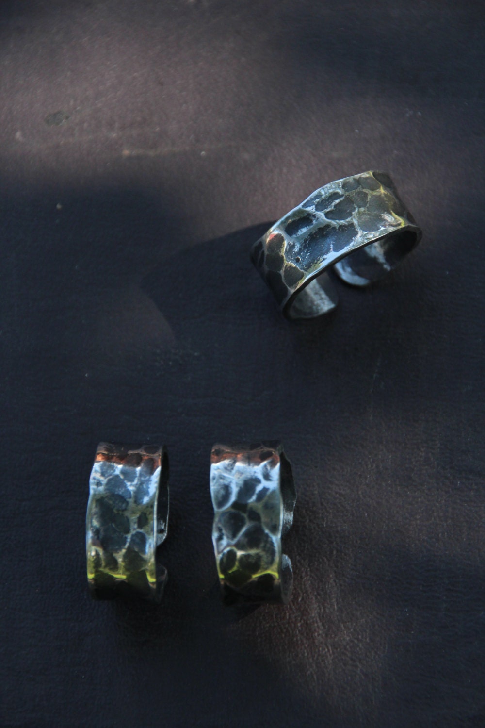 Handgeschmiedeter Edelstahlring Mit Hammerschlag-struktur Handgeschmiedeter Edelstahlring Mit Hammerschlag-struktur von FrostFerrumForge