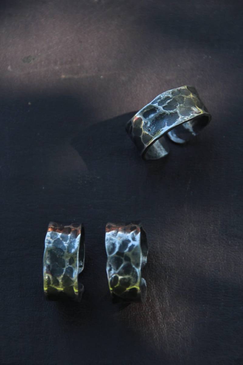 Handgeschmiedeter Edelstahlring Mit Hammerschlag-struktur Handgeschmiedeter Edelstahlring Mit Hammerschlag-struktur von FrostFerrumForge
