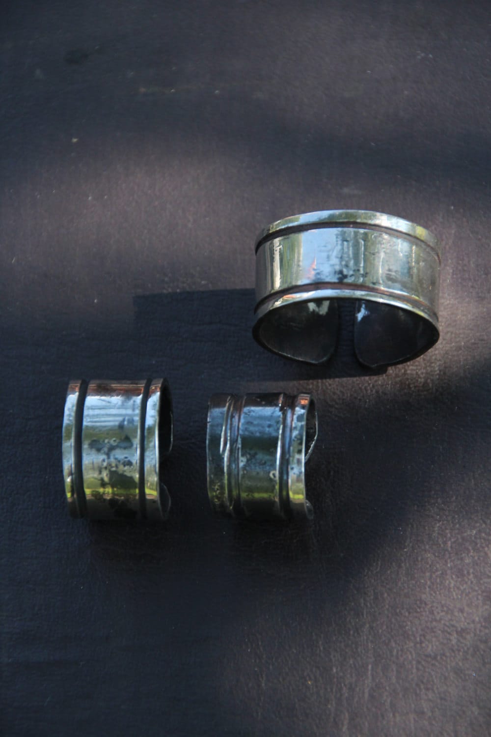 Handgeschmiedeter Ring Aus Edelstahl Mit Einer Ziselierten Rille Handgeschmiedeter Ring Aus Edelstahl Mit Einer Ziselierten Rille von FrostFerrumForge