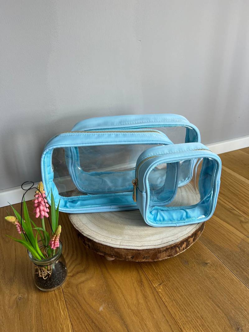 Kosmetiktasche Transparent Babyblau | Federmappe Kulturtasche Personalisiert Monogramm Glitzer Patch Buchstabe Beauty Bag von Fruehlingserwachen