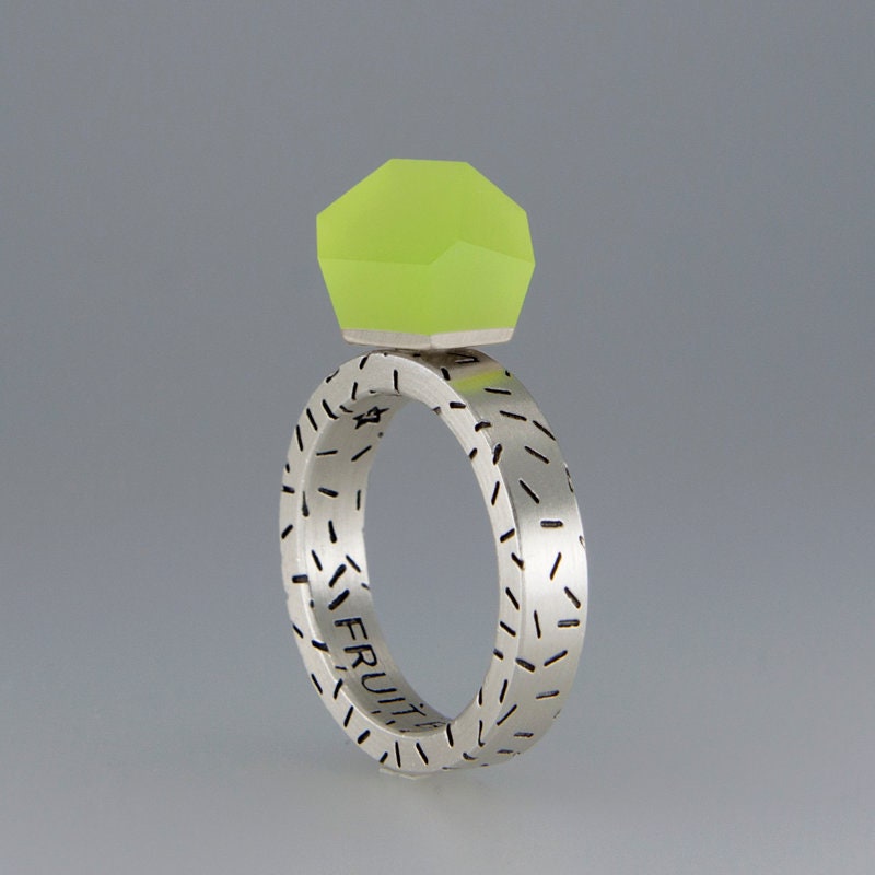 Ring - Vu Crystals 8mm Neon Gelb Top + Dashes Band Ring - Vu Crystals 8mm Neon Gelb Top + Dashes Band von FruitBijoux
