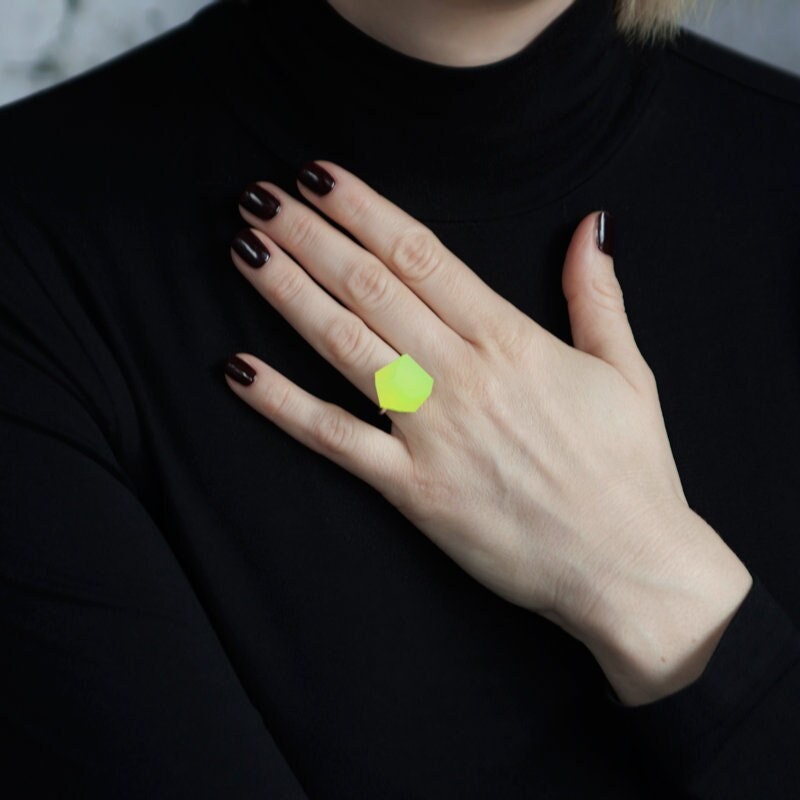 Ring - Vu Kristalle 16 Mm Neon Gelb Oben + Minimal Ringschiene Ring - Vu Kristalle 16 Mm Neon Gelb Oben + Minimal Ringschiene von FruitBijoux