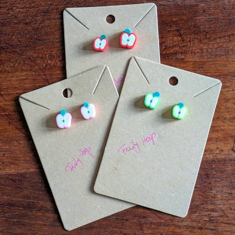 Bunte Frucht-Ohrstecker Im Apfel-Design Und in 3 Verschiedenen Farben Bunte Frucht-Ohrstecker Im Apfel-Design Und in 3 Verschiedenen Farben von FruityHoop