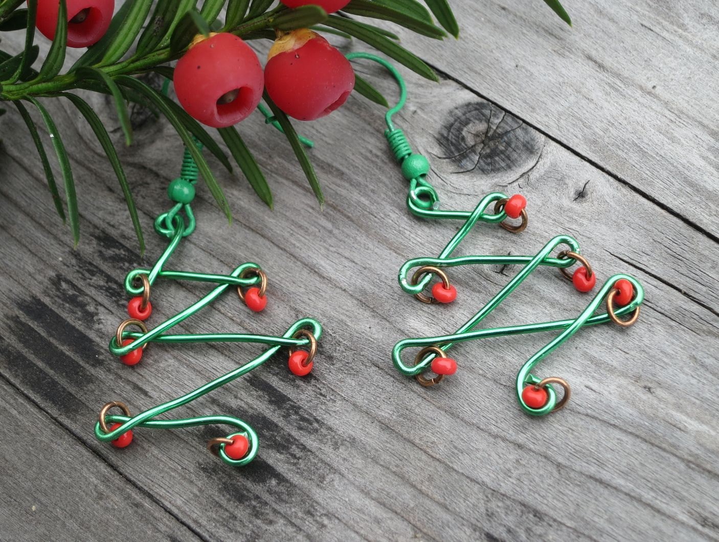 Draht Weihnachtsbaum Drahtgewickelt Lustige Ohrringe Grün Rot Draht Weihnachtsbaum Drahtgewickelt Lustige Ohrringe Grün Rot von FrustratedOwl